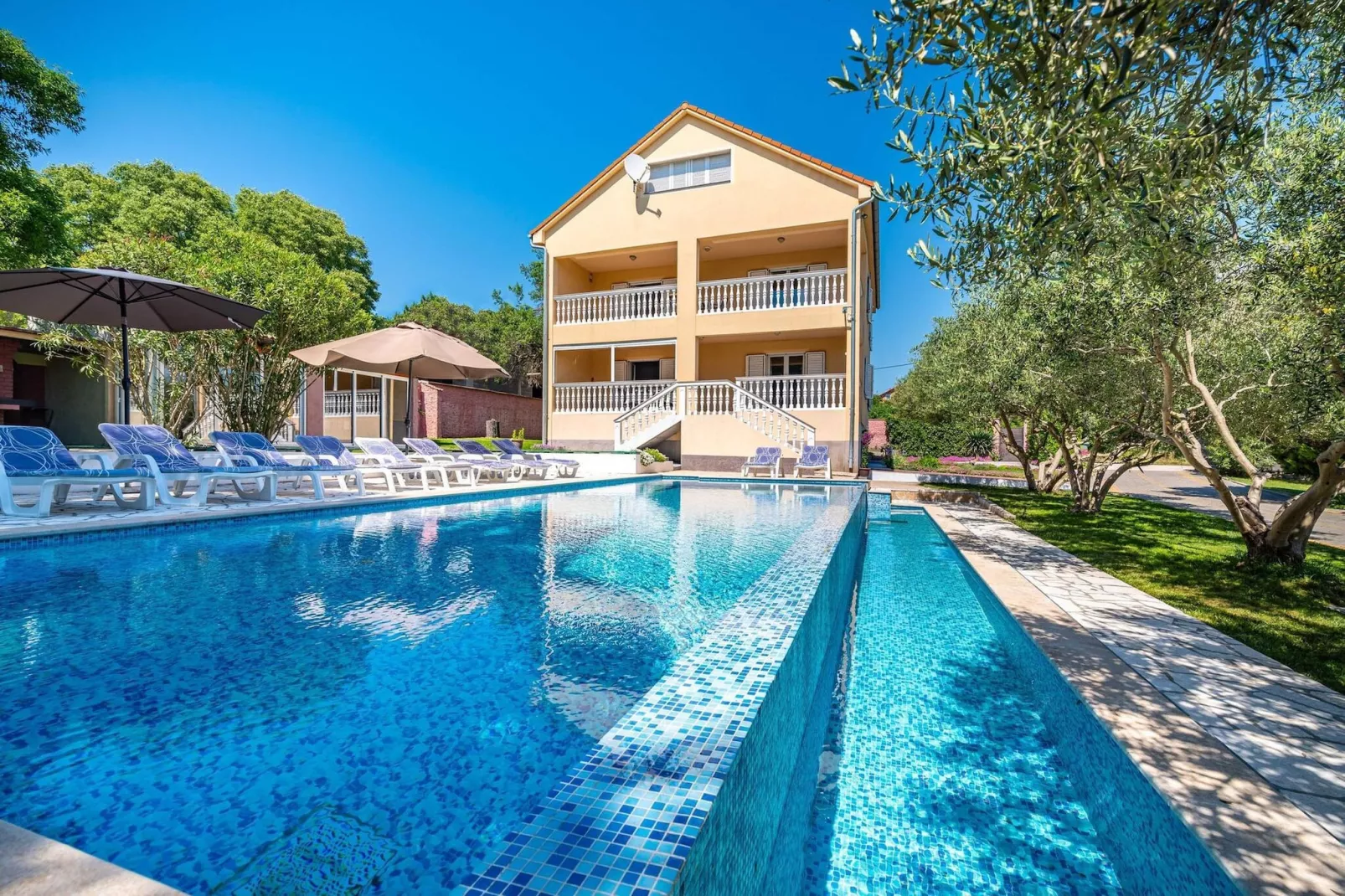 Momo´s Paradise-Exterior in summer