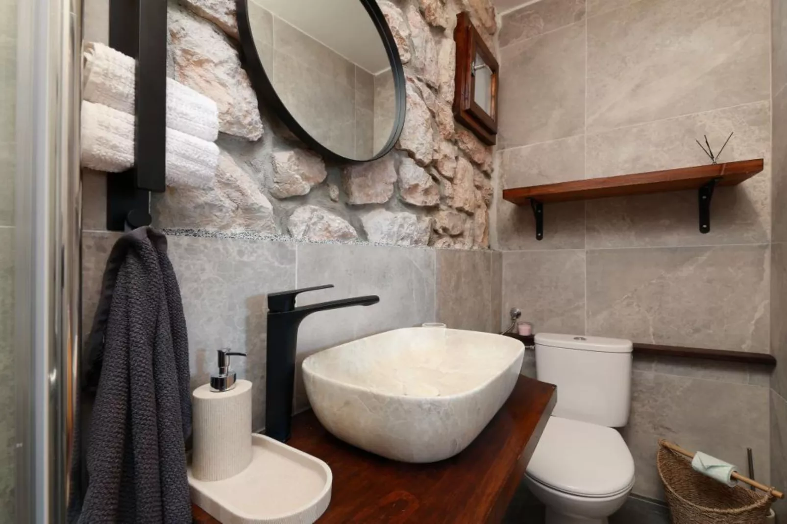 Ana’s Stone House Jurčić Kalić with the Pool-Bathroom