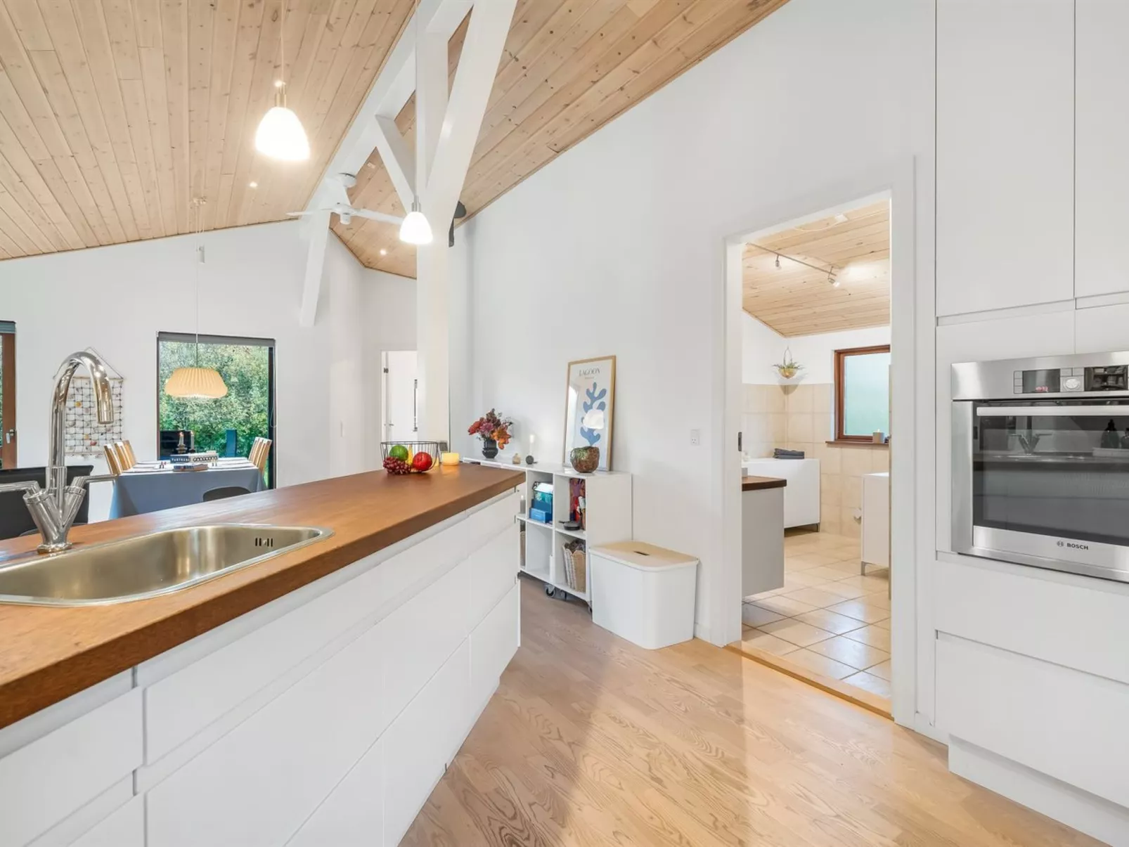 "Jaane" - 250m to the fjord-Inside