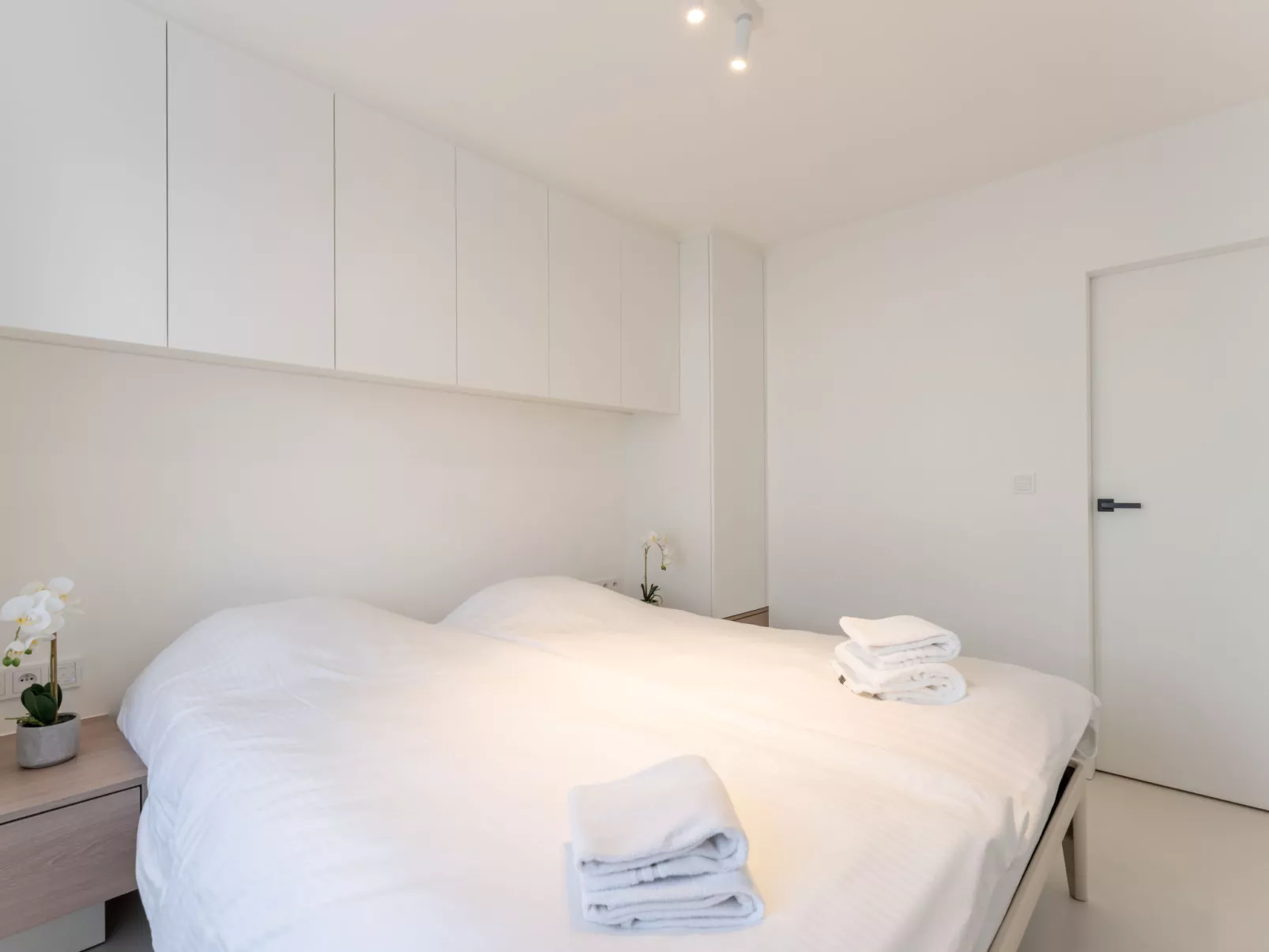 Marie Antoinette close by the sea-Inside