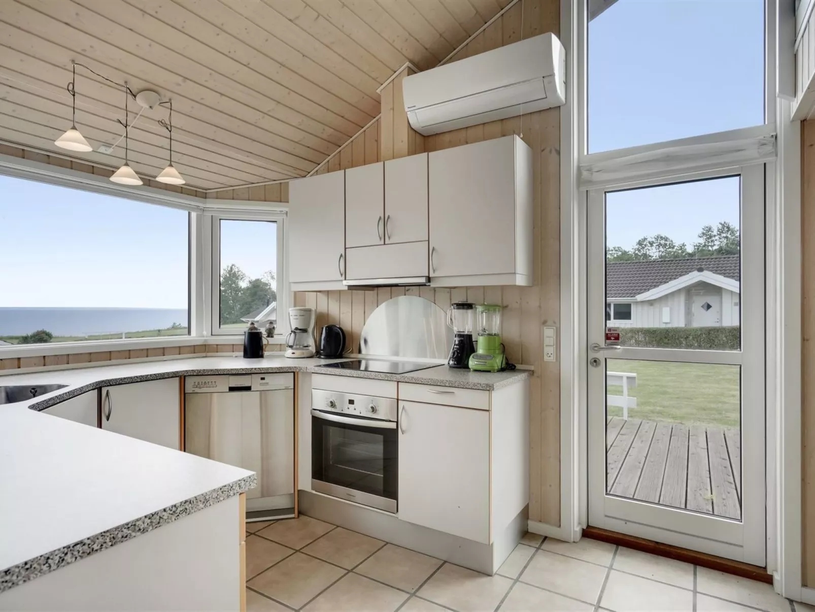 "Finn" - 100m from the sea-Dedans