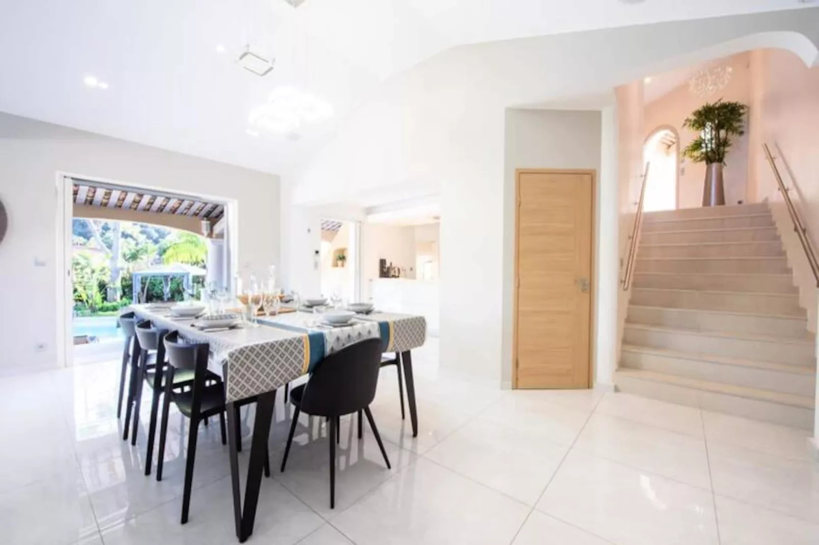 Résidence Villa 330m2, 6 Chambres, Piscine Chauff&eacute;e Jacuzzi-Untagged