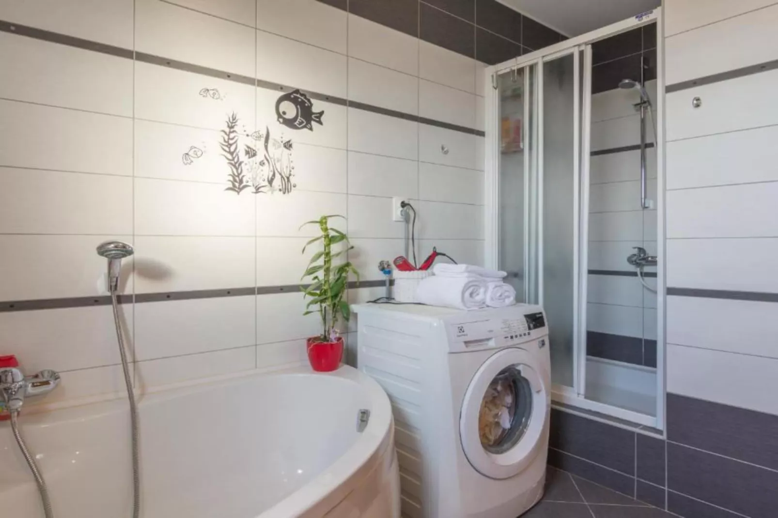 Holiday House BALEN with Swimming Pool - Six Bedroom Holiday House With Pool-Badezimmer