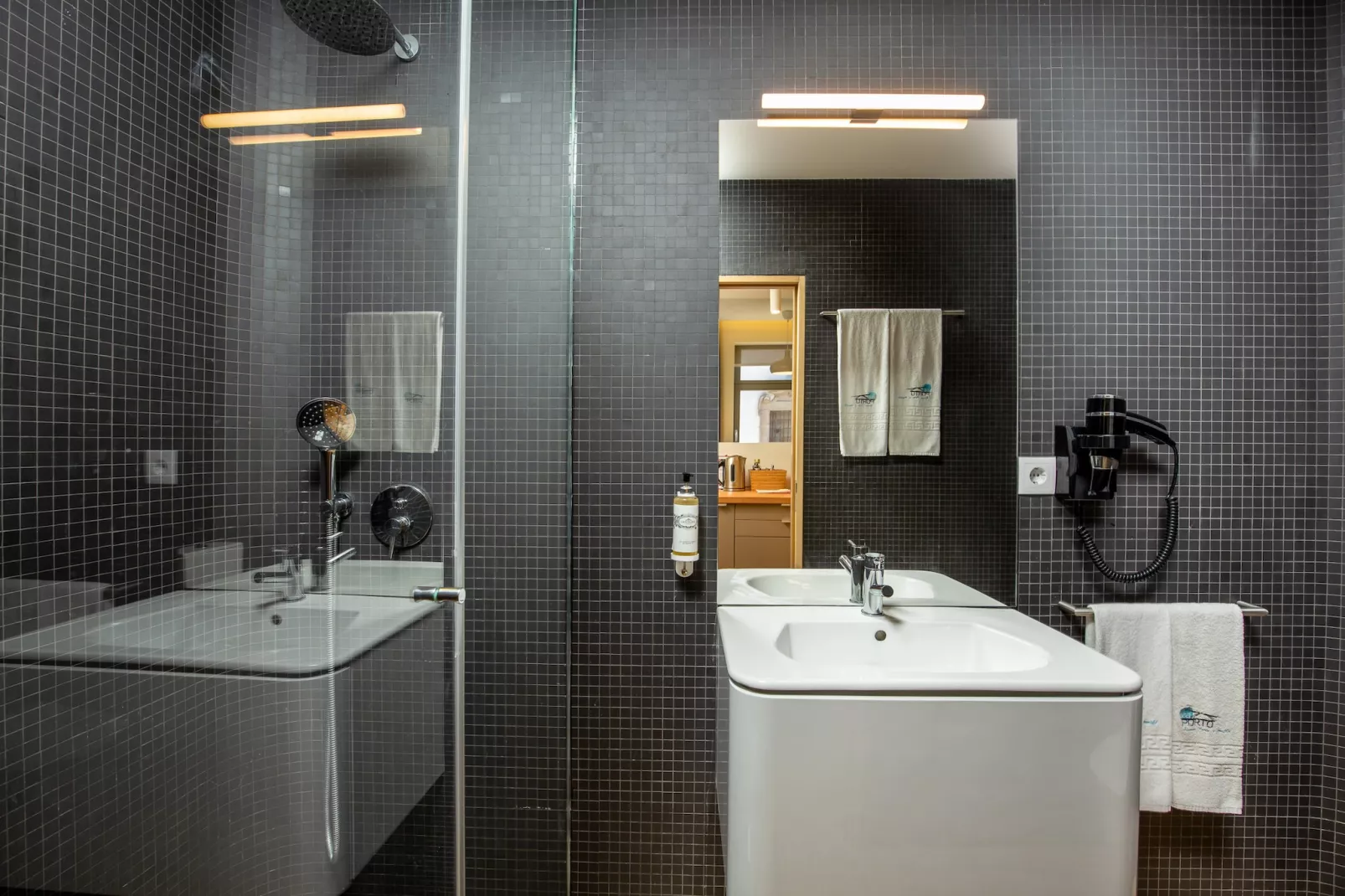 Feel Porto Codeçal Studio 1.2-Badezimmer