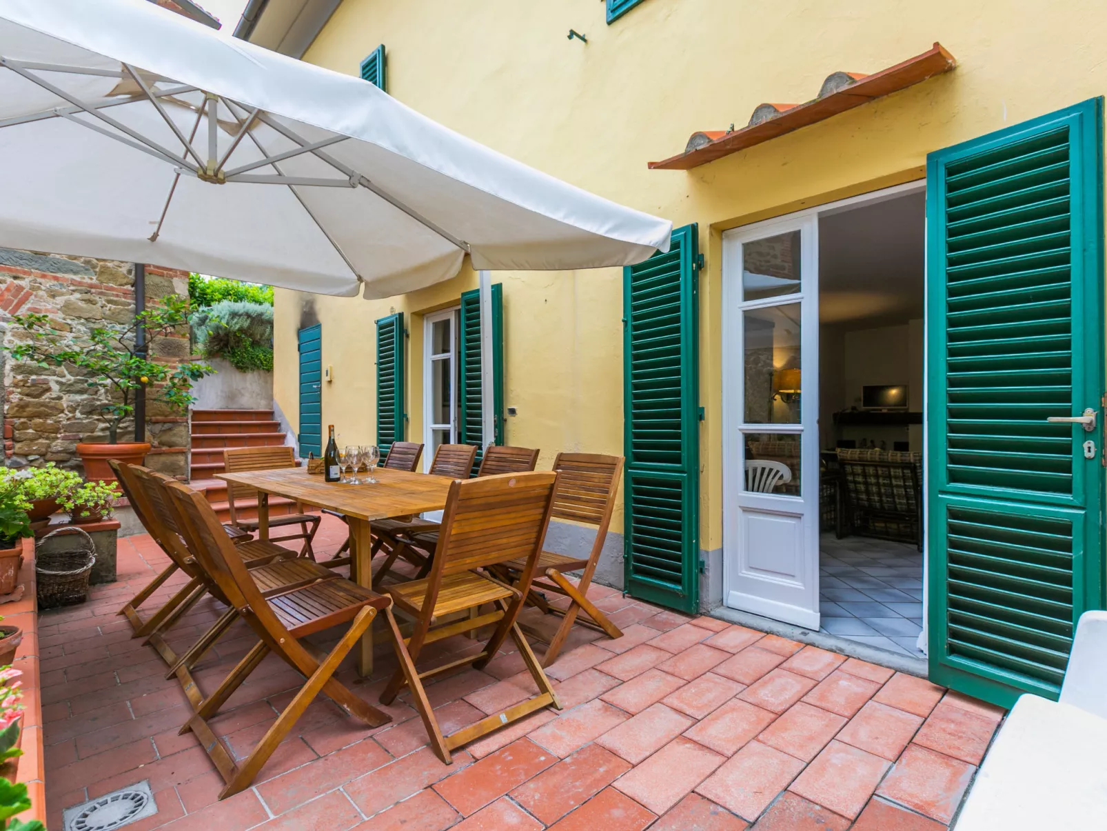 San Lazzaro-Outside