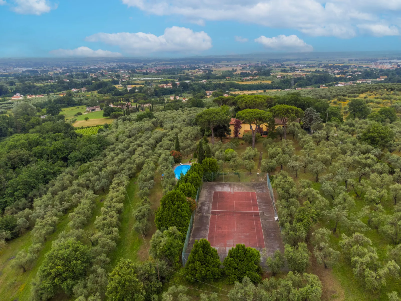 San Lazzaro-Outside