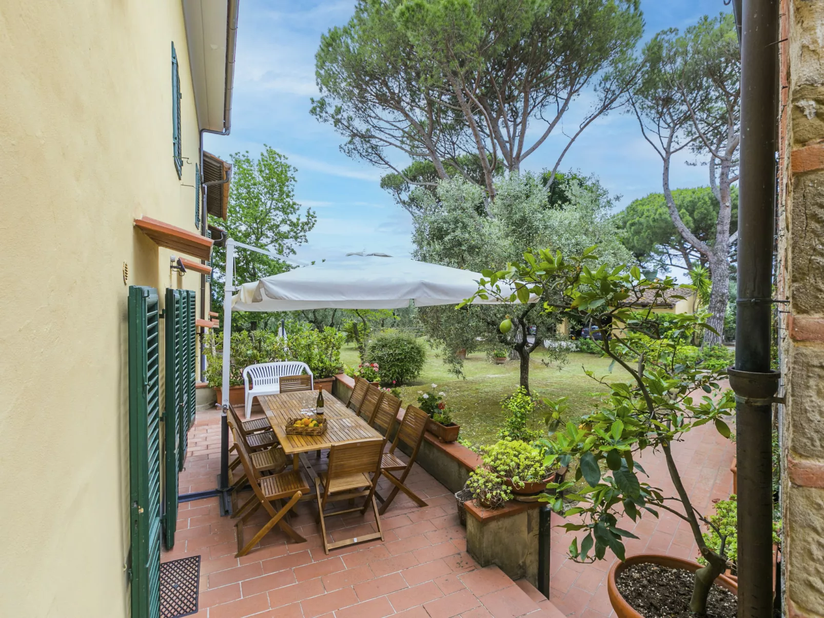 San Lazzaro-Outside