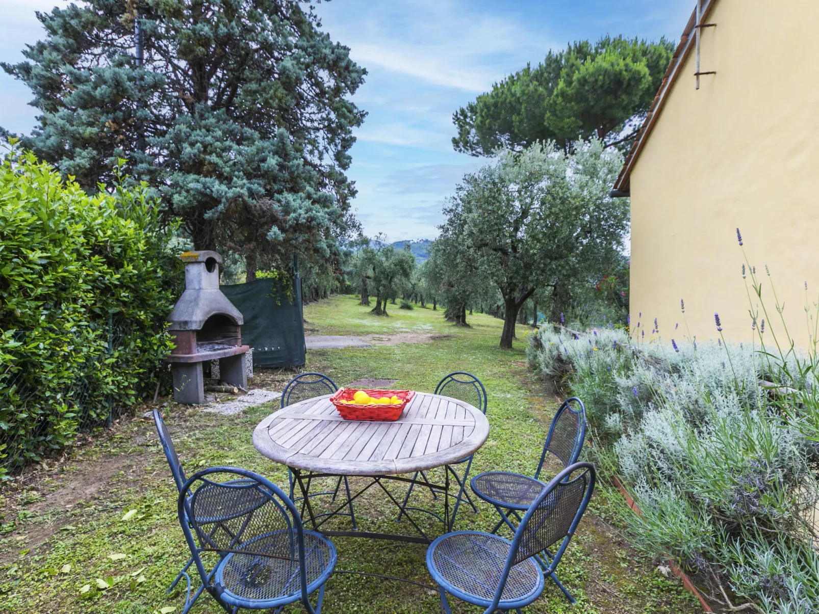 San Lazzaro-Outside