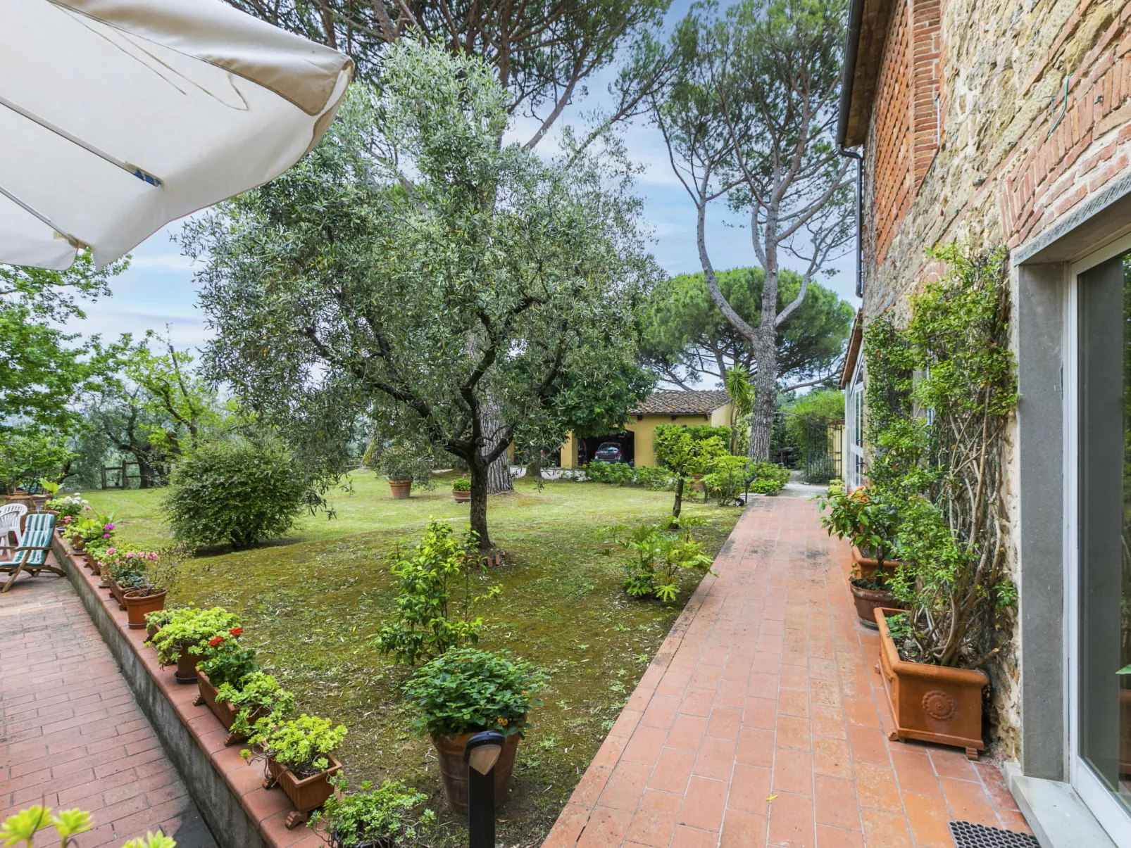 San Lazzaro-Outside