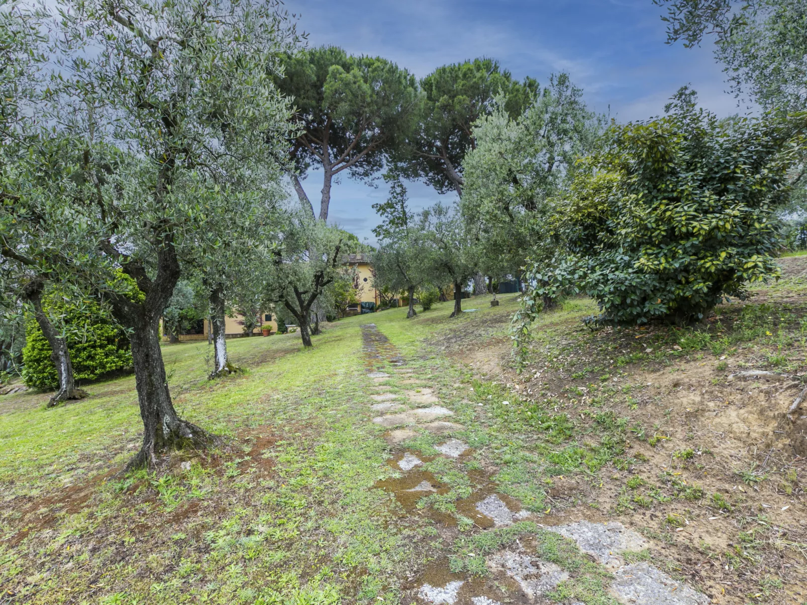 San Lazzaro-Outside