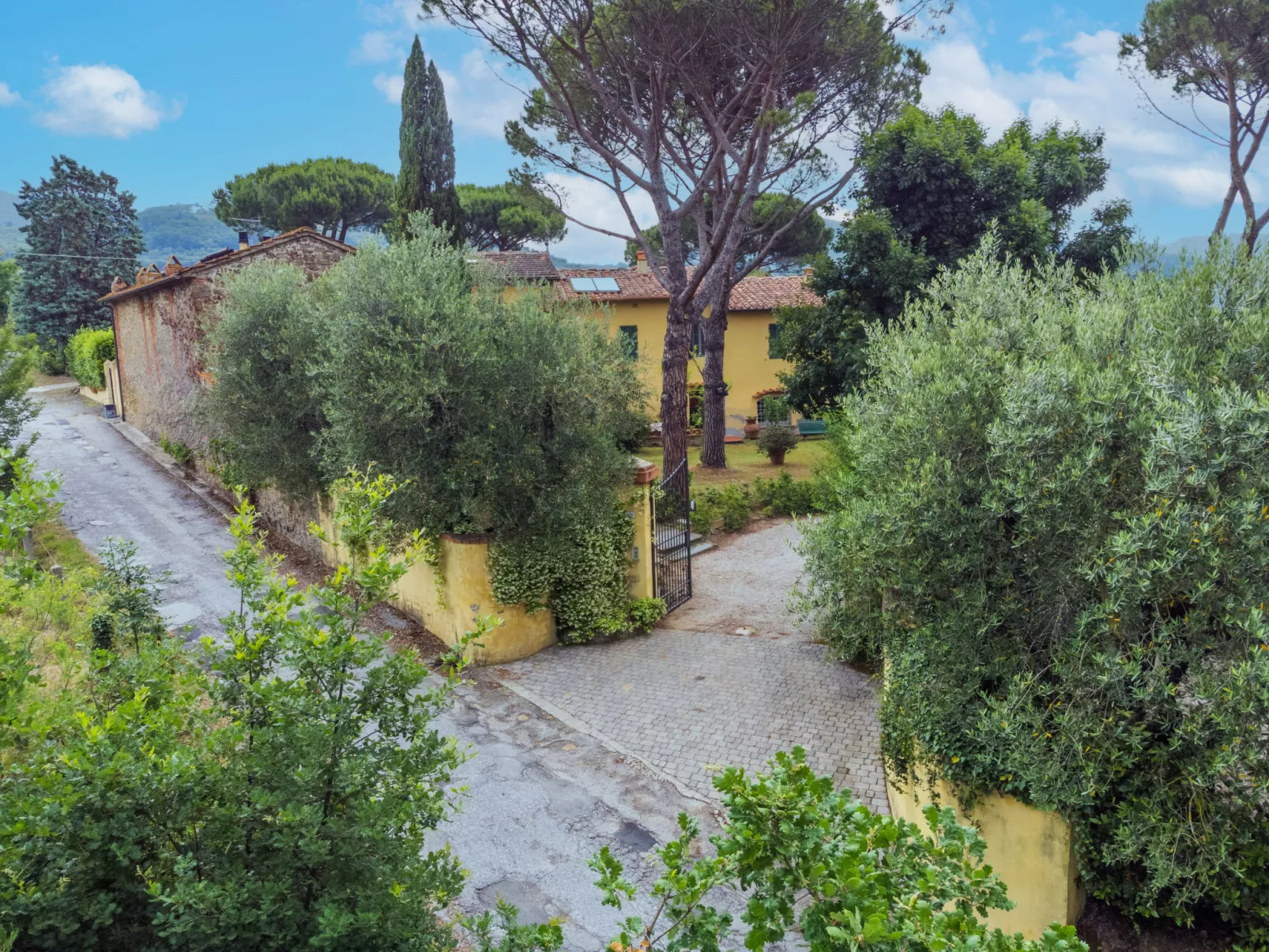 San Lazzaro-Outside