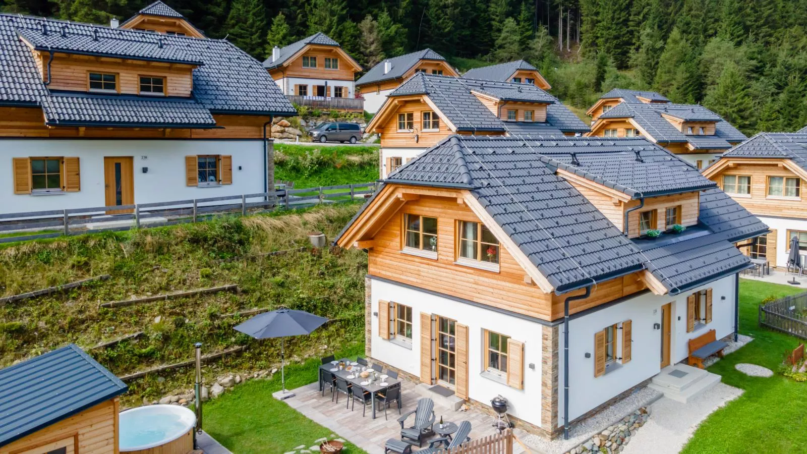 Alpenjoy Lodge-Exterior in summer