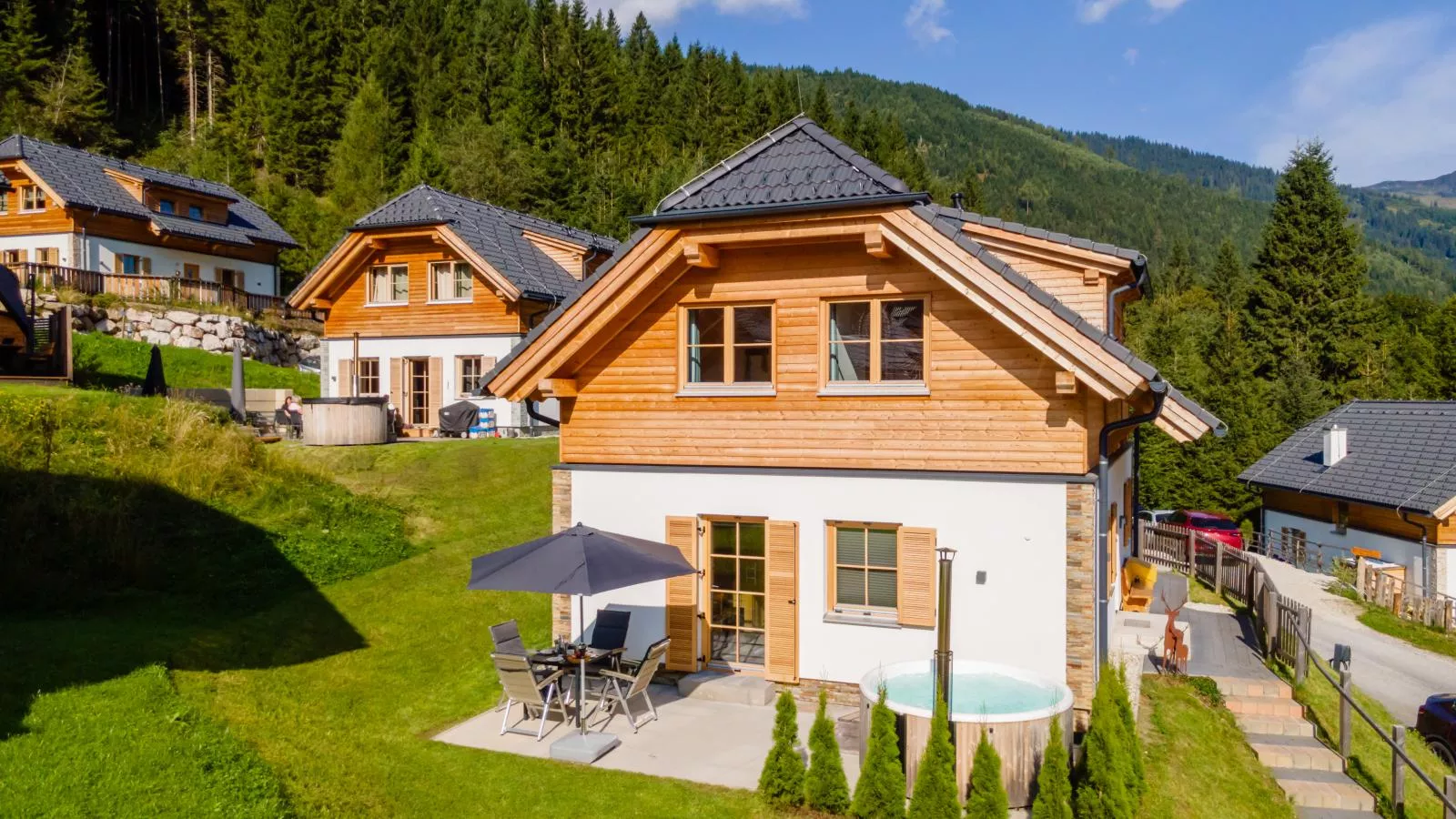 Riesner Alpenlodge-Exterior in summer