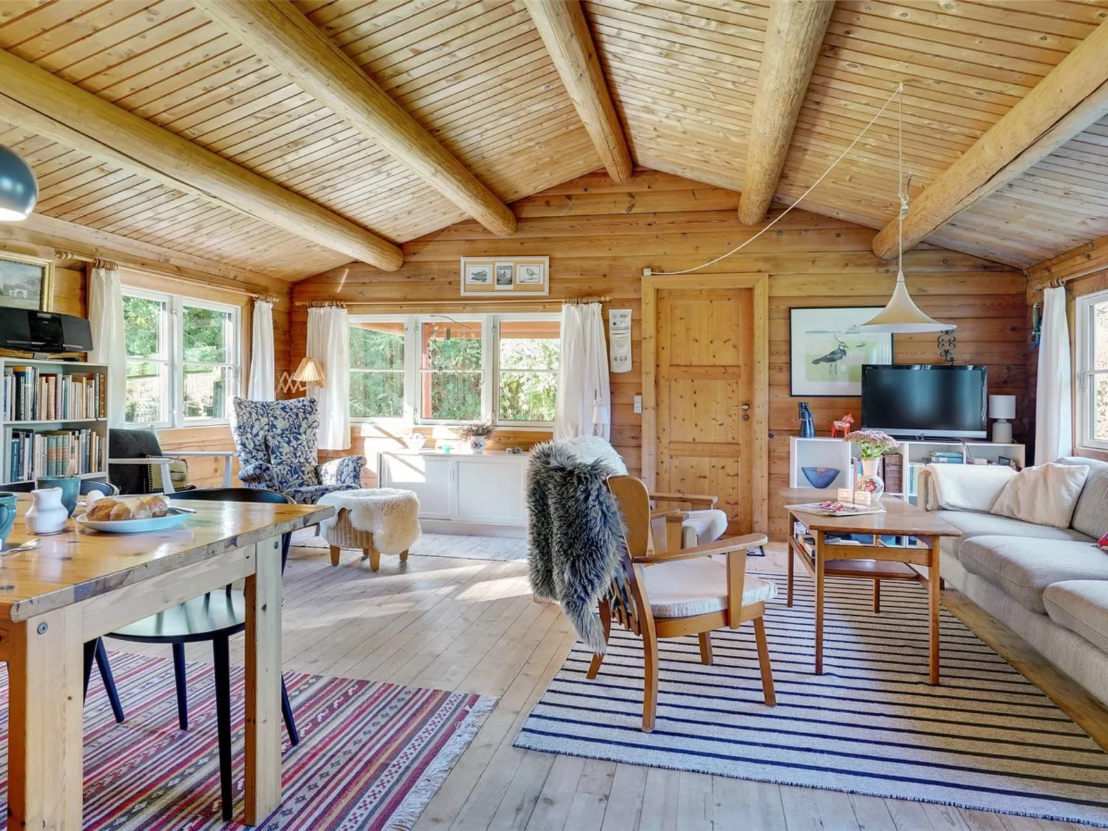 "Thrine" - 100m to the fjord-Inside