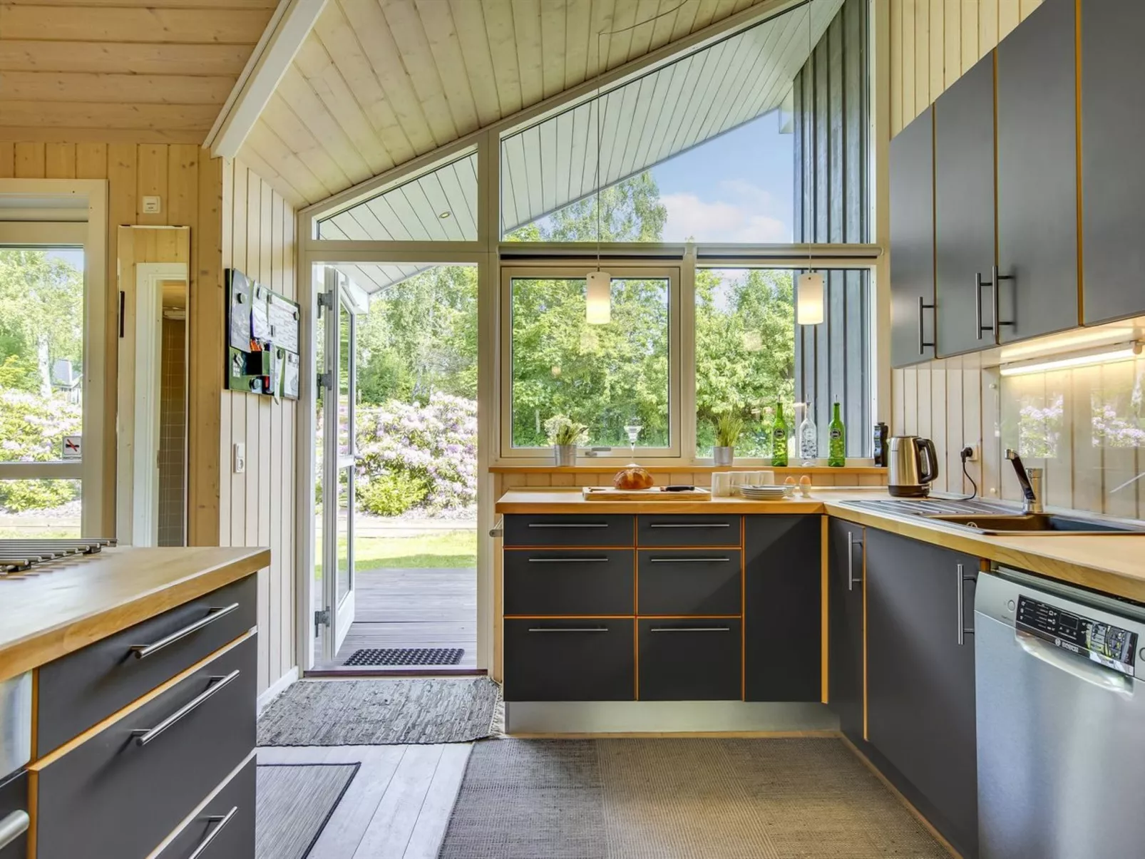 "Anemone" - 700m from the sea-Drinnen