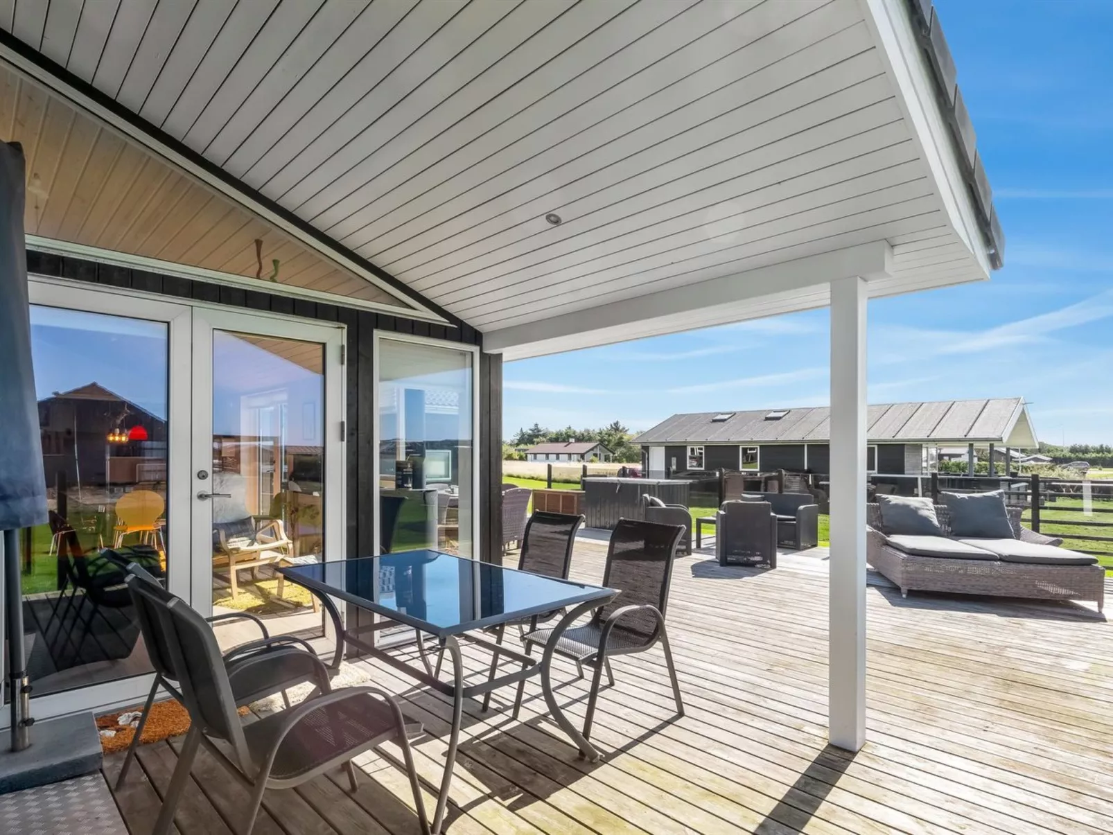 "Ginia" - 150m to the fjord-Draußen