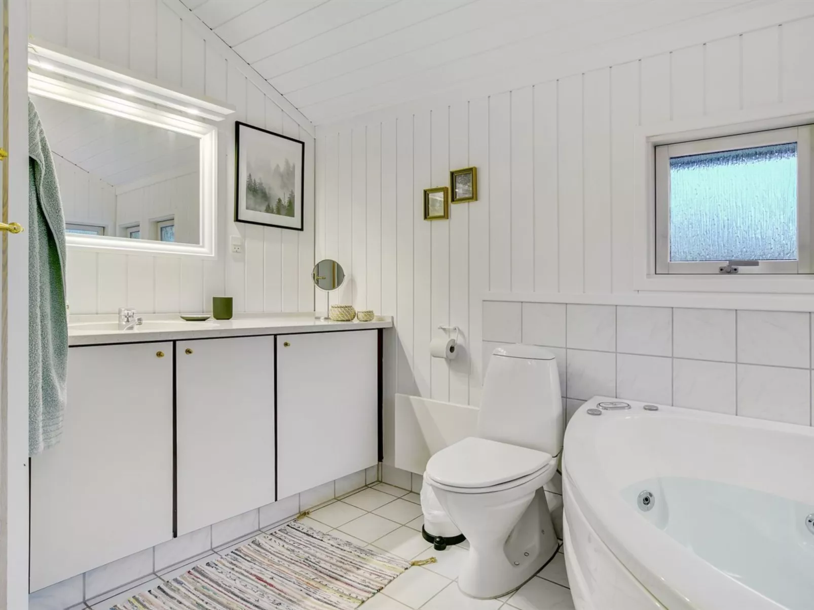 "Eivor" - 500m from the sea-Dedans