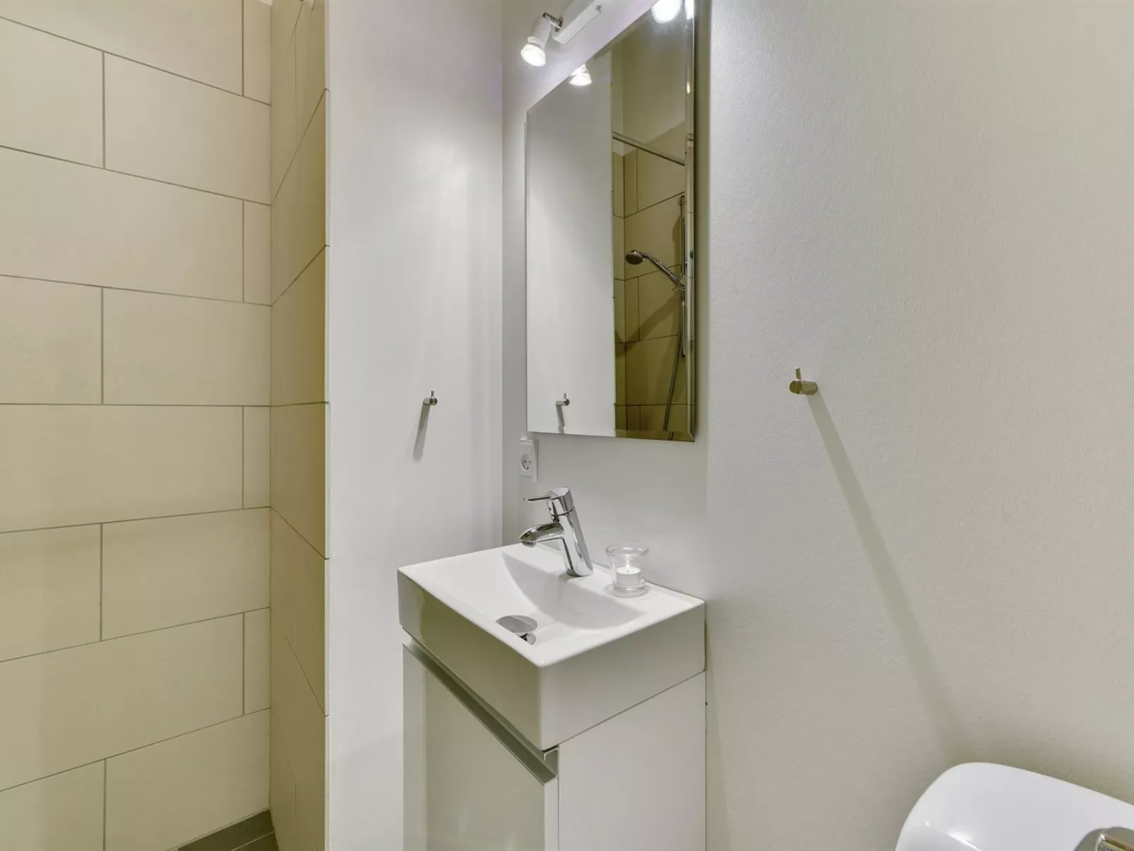 "Elena" - 800m to the fjord-Inside