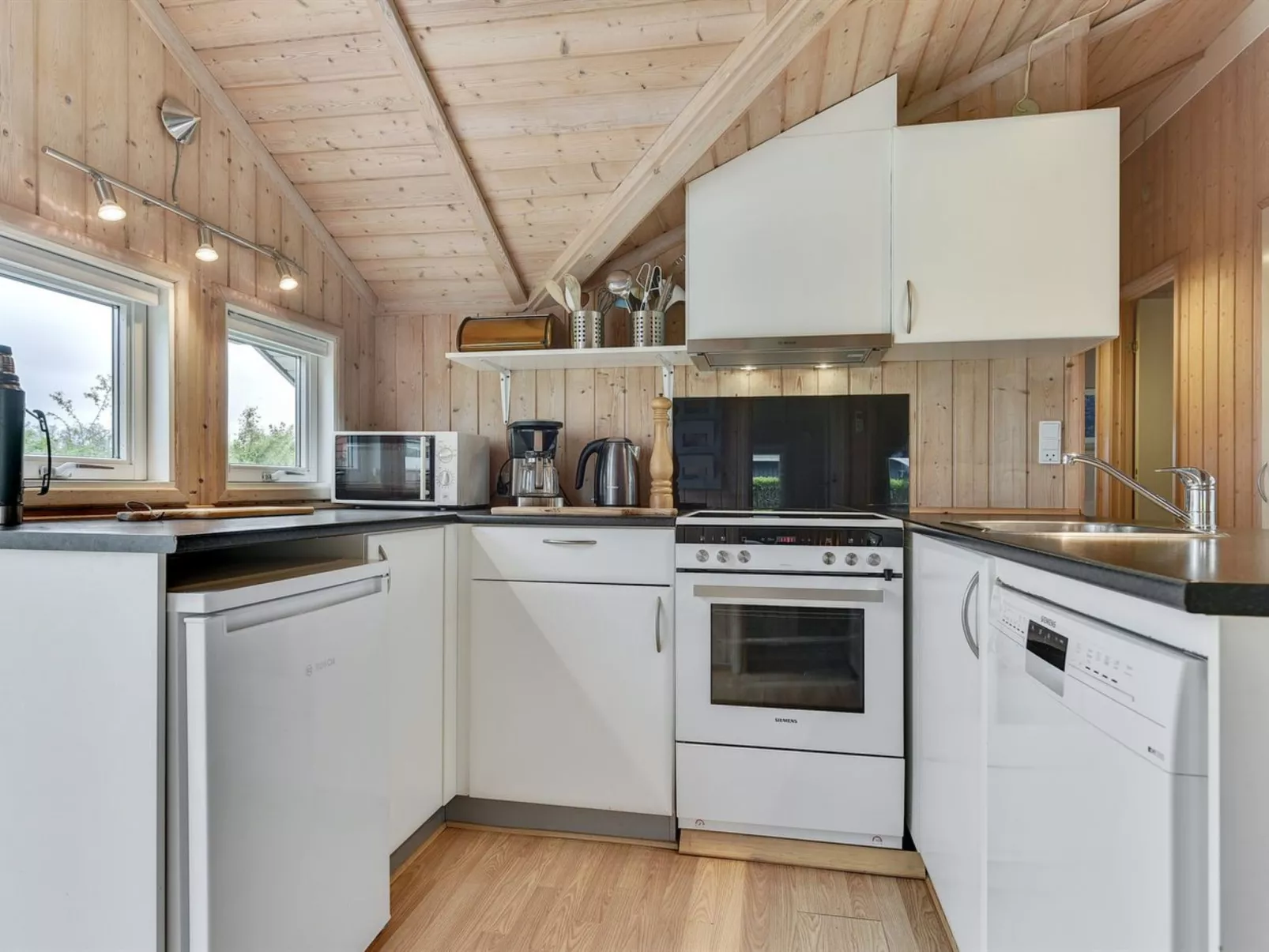 "Tore" - 200m from the sea-Drinnen