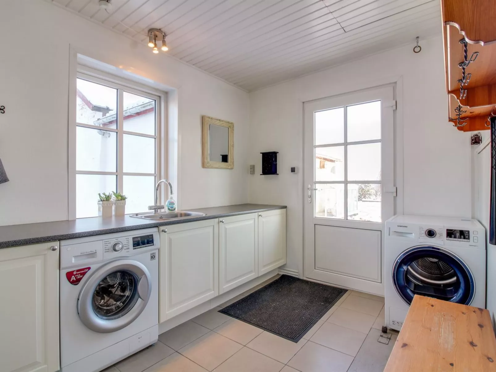 "Fraþulf" - 6km from the sea-Dedans