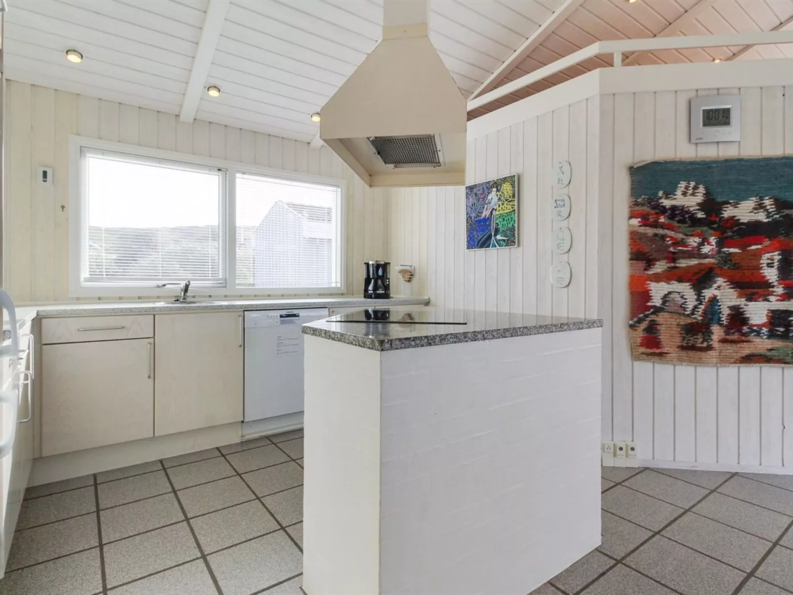 "Avni" - 200m from the sea-Drinnen