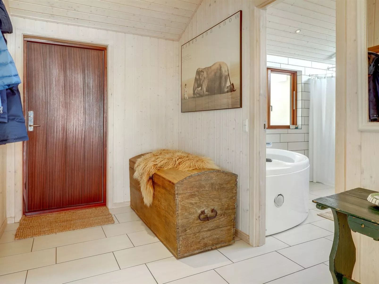 "Unto" - 25m from the sea-Drinnen