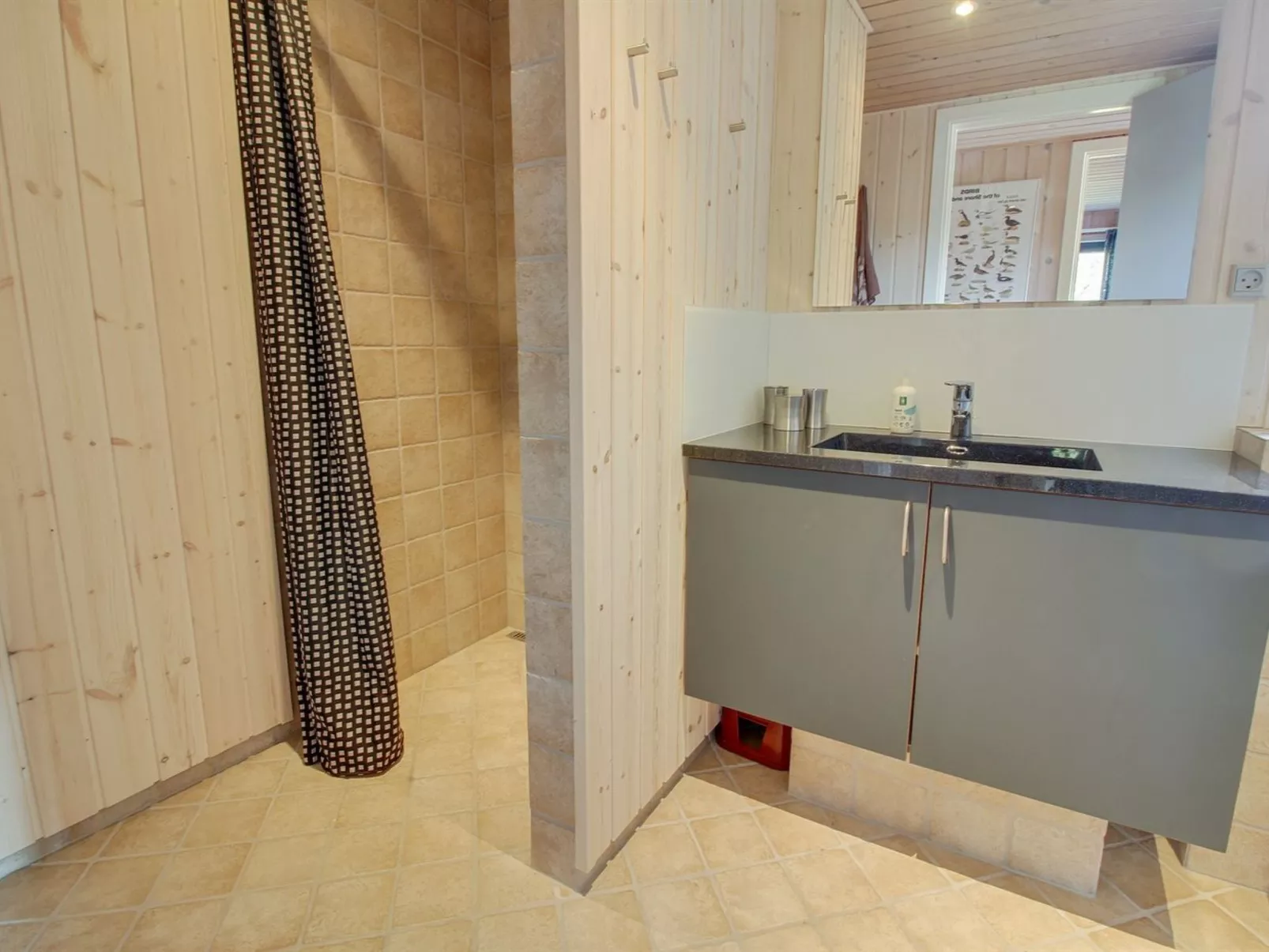 "Maika" - 800m to the fjord-Drinnen