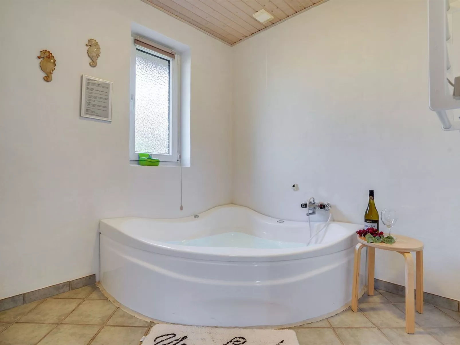 "Wyatt" - 30km from the sea-Inside