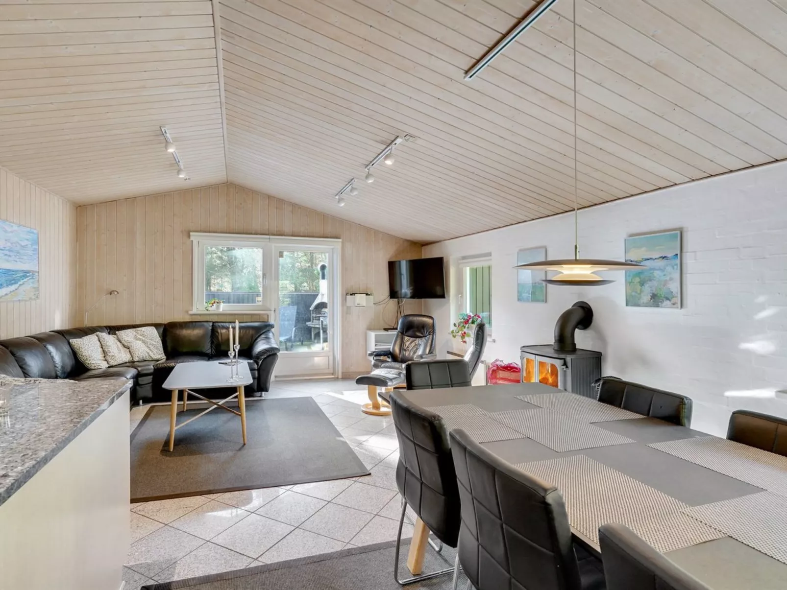 "Jul" - 900m from the sea-Dedans