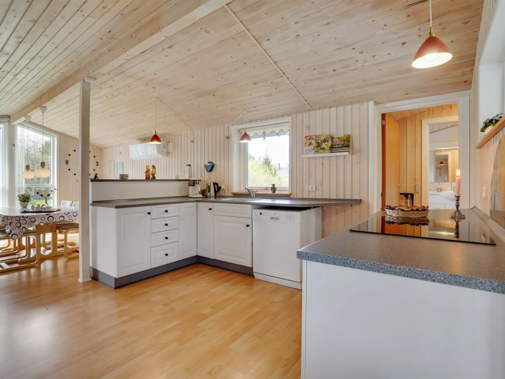 "Hope" - 350m to the fjord-Drinnen