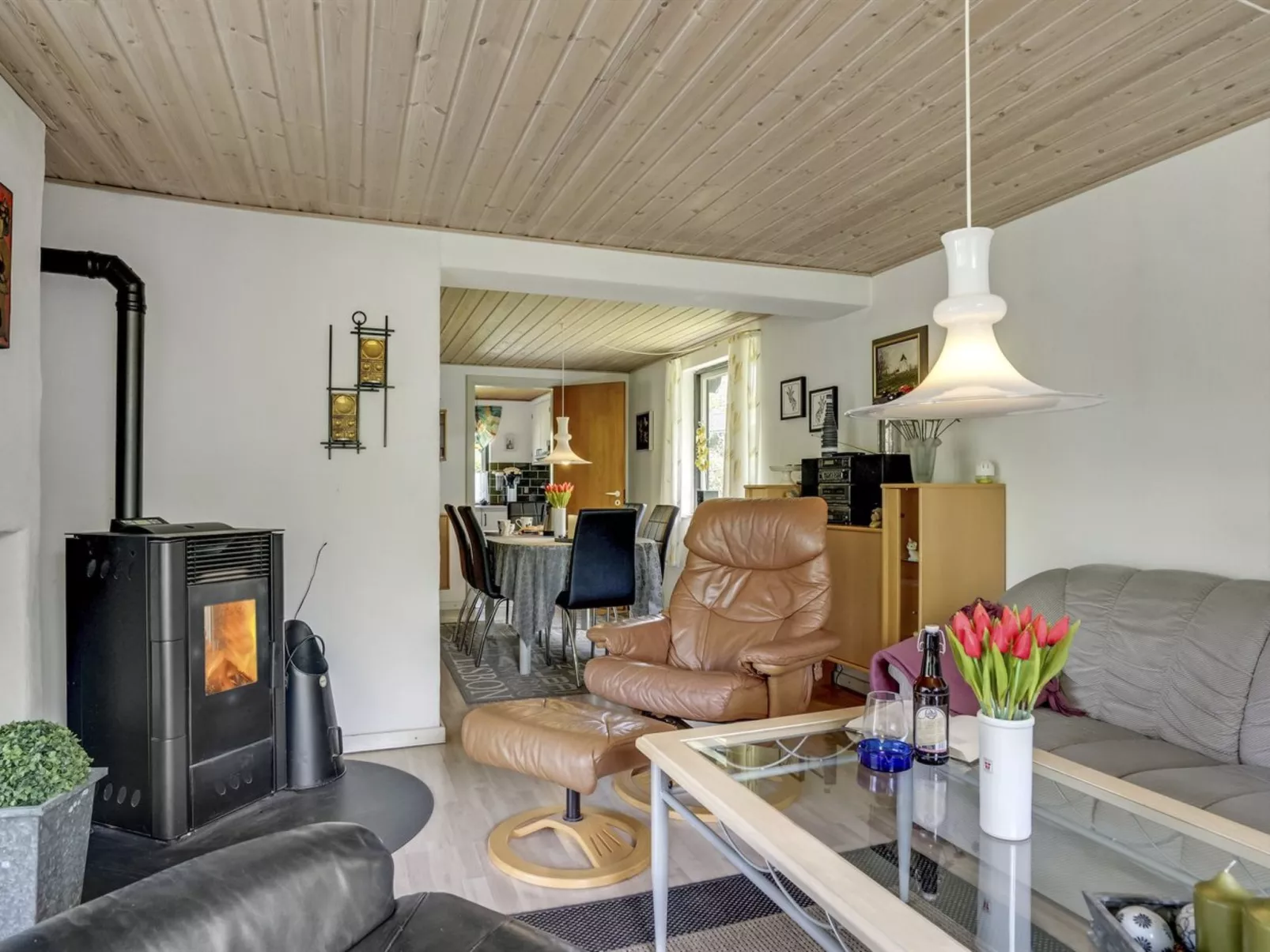 "Yak" - 350m from the sea-Drinnen