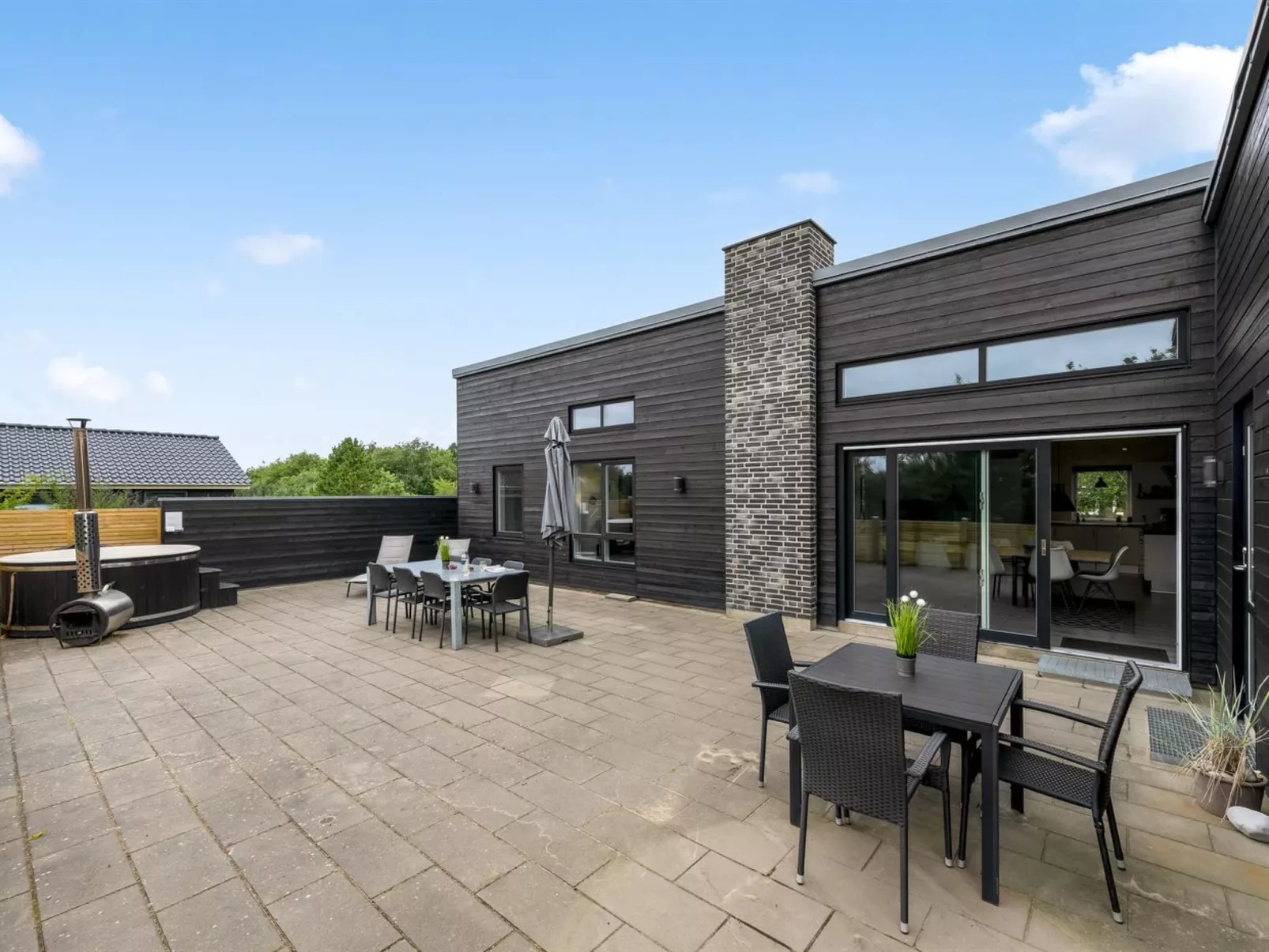 "Weike" - 950m to the fjord-Outside