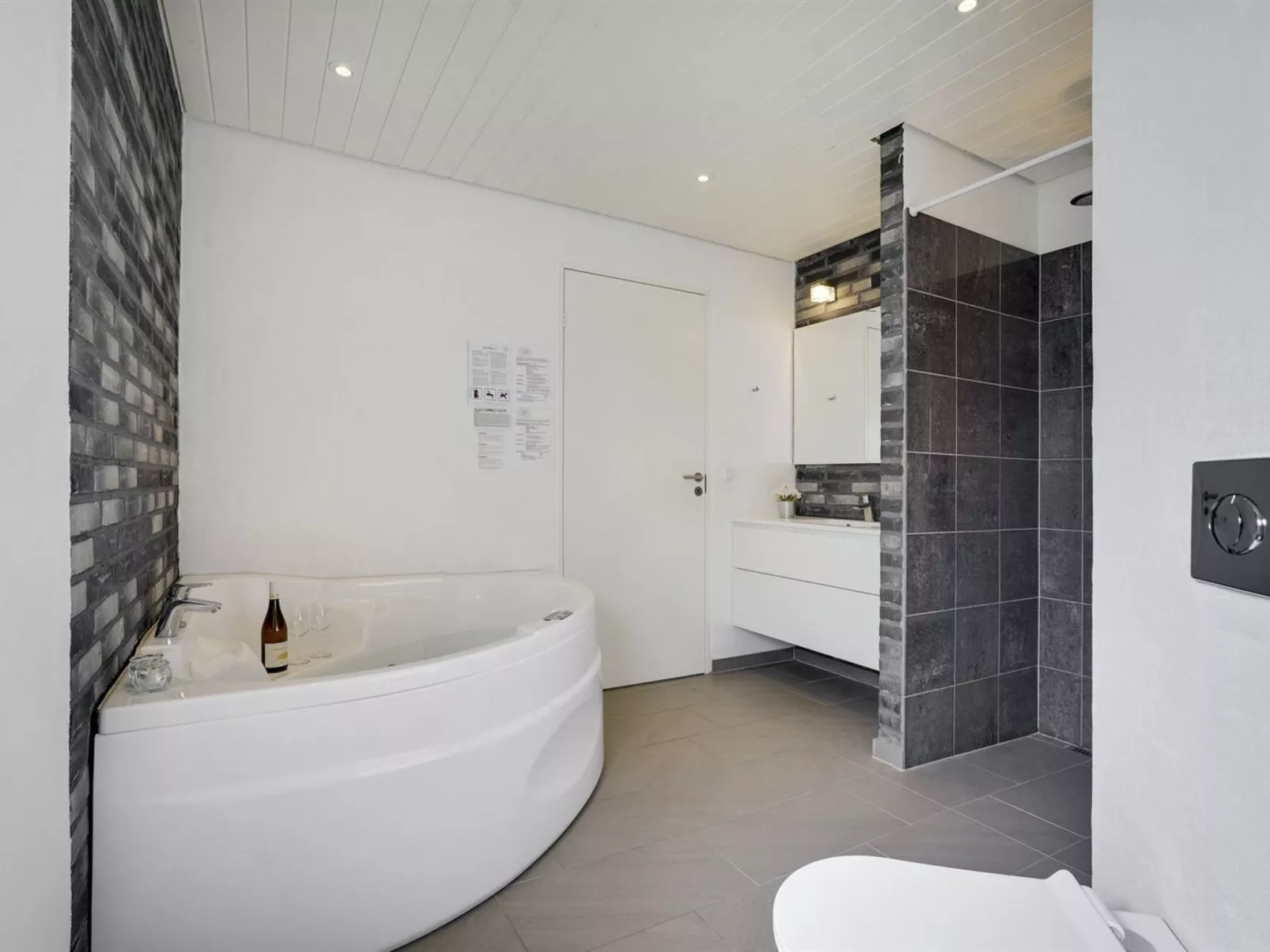 "Øthbiorn" - 1.1km from the sea-Drinnen