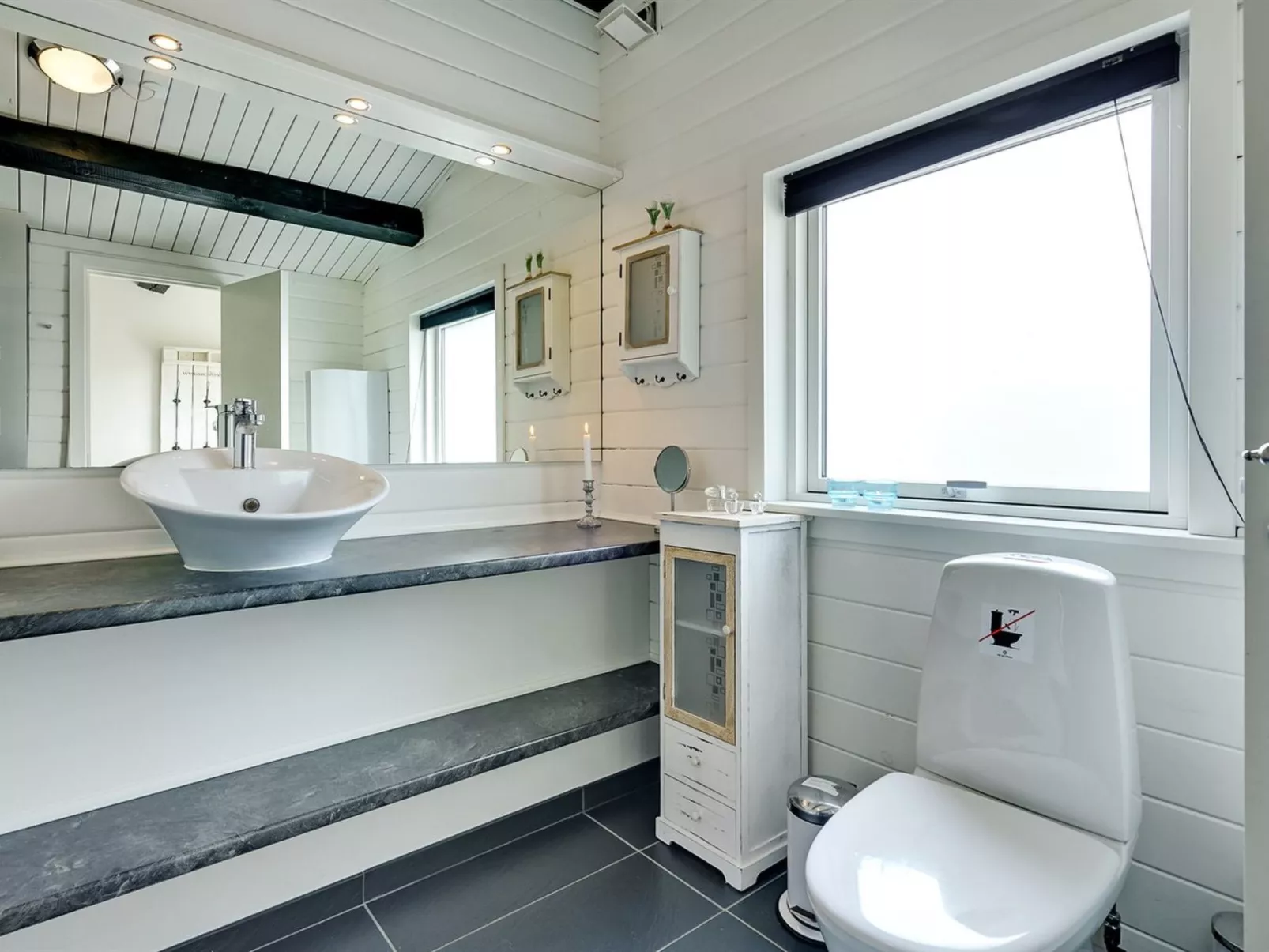 "Ølwir" - 400m to the fjord-Dedans