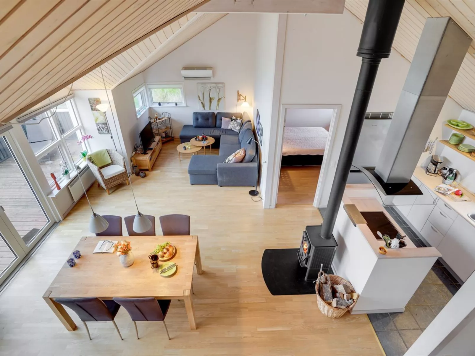 "Daina" - 400m to the fjord-Drinnen