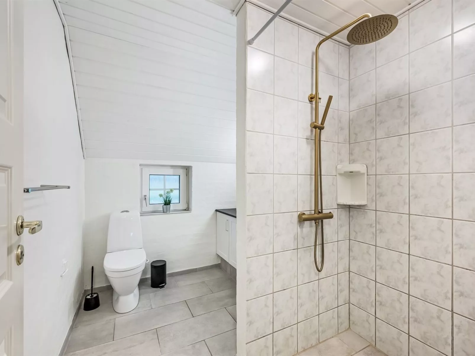 "Aane" - 1.8km from the sea-Inside