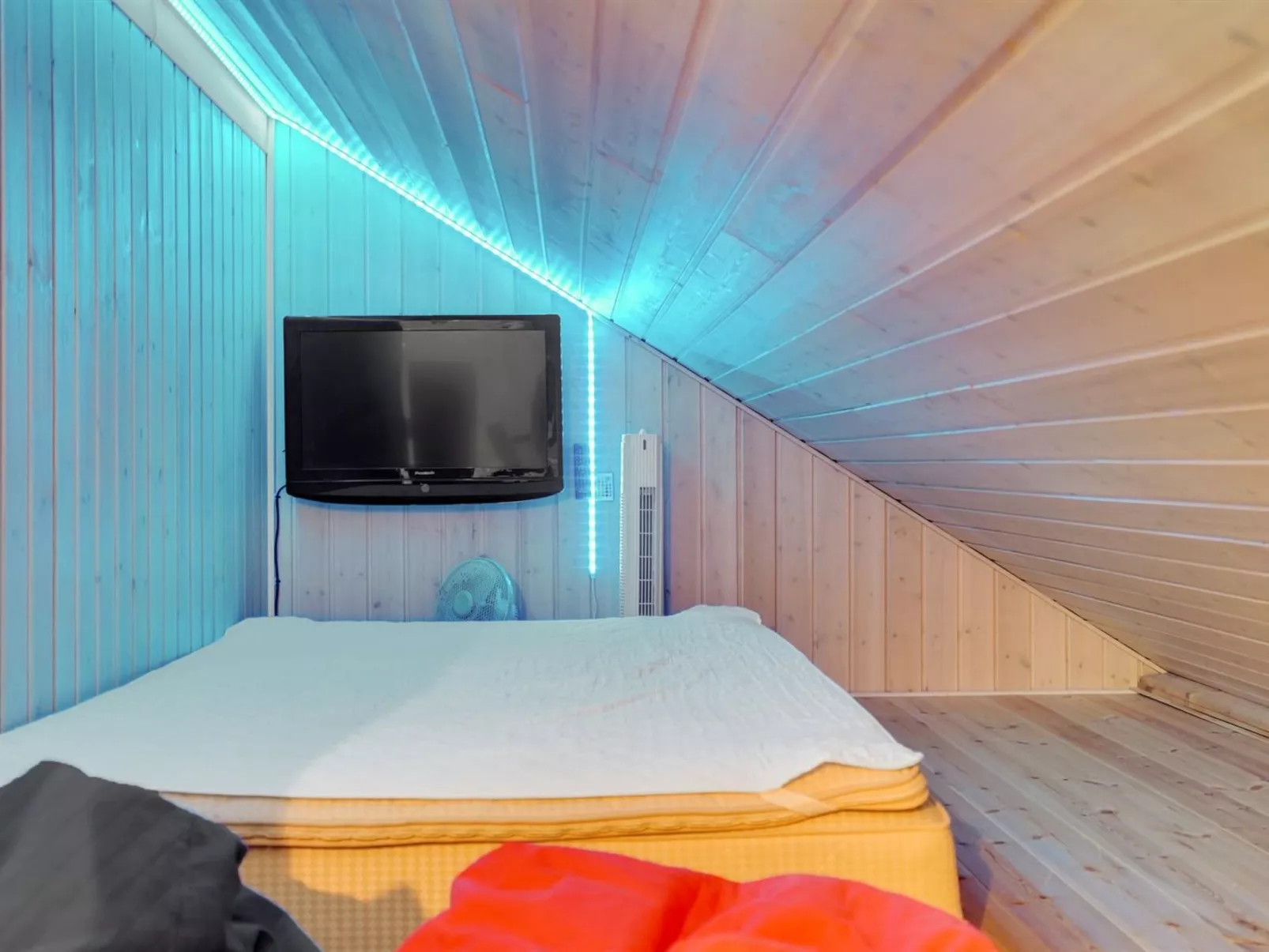 "Nine" - 200m from the sea-Inside