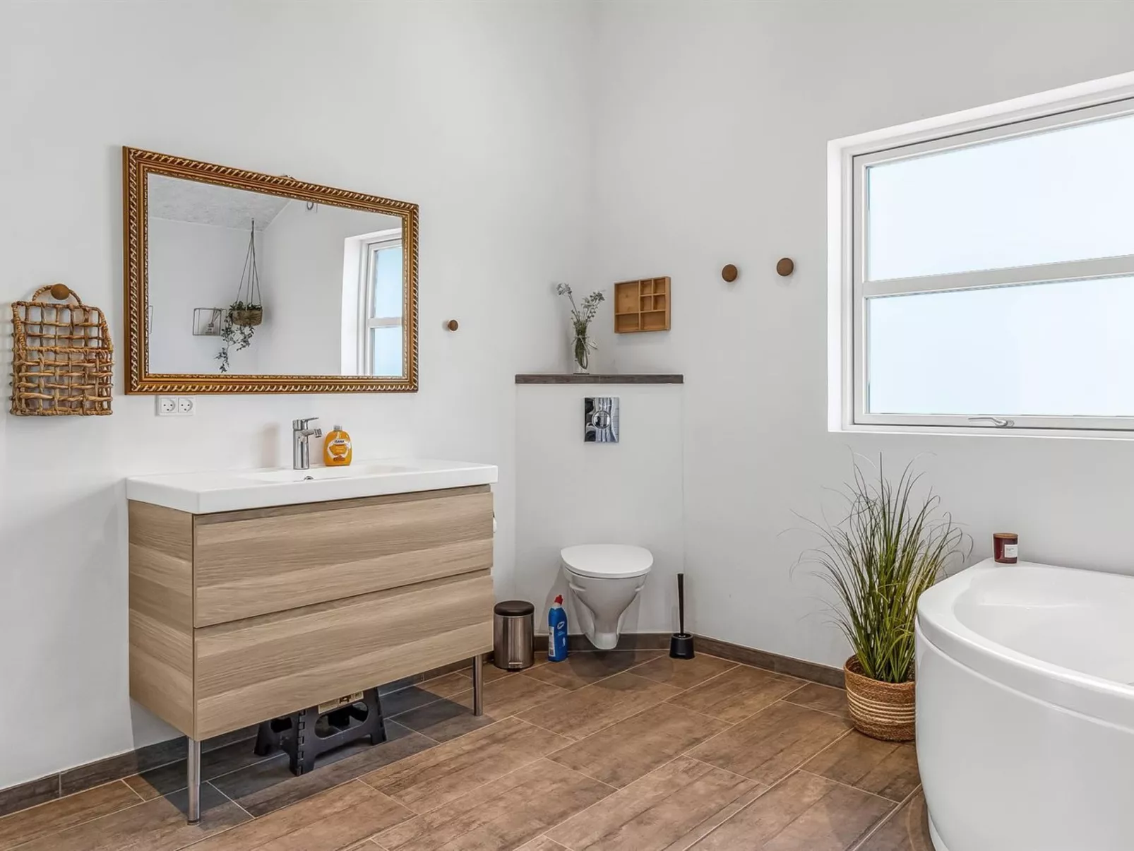 "Minke" - 2.2km from the sea-Inside