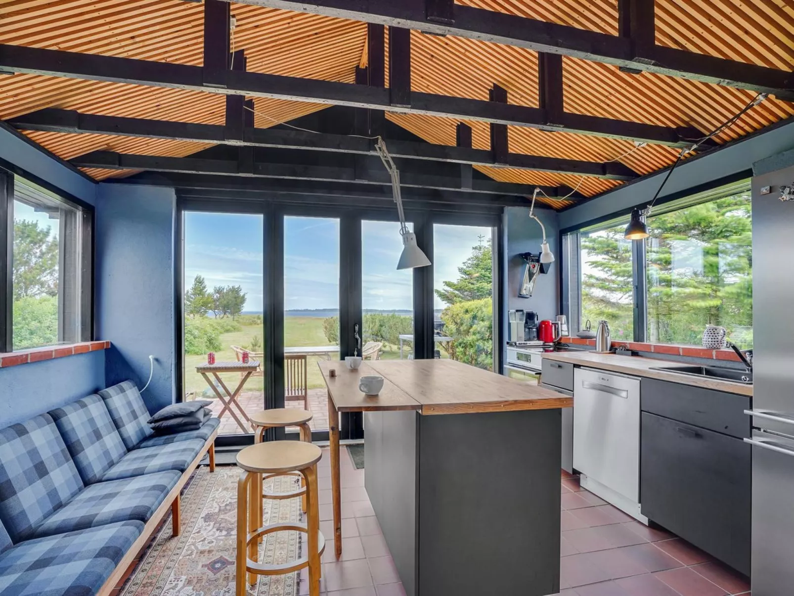 "Lok" - 90m to the fjord-Drinnen