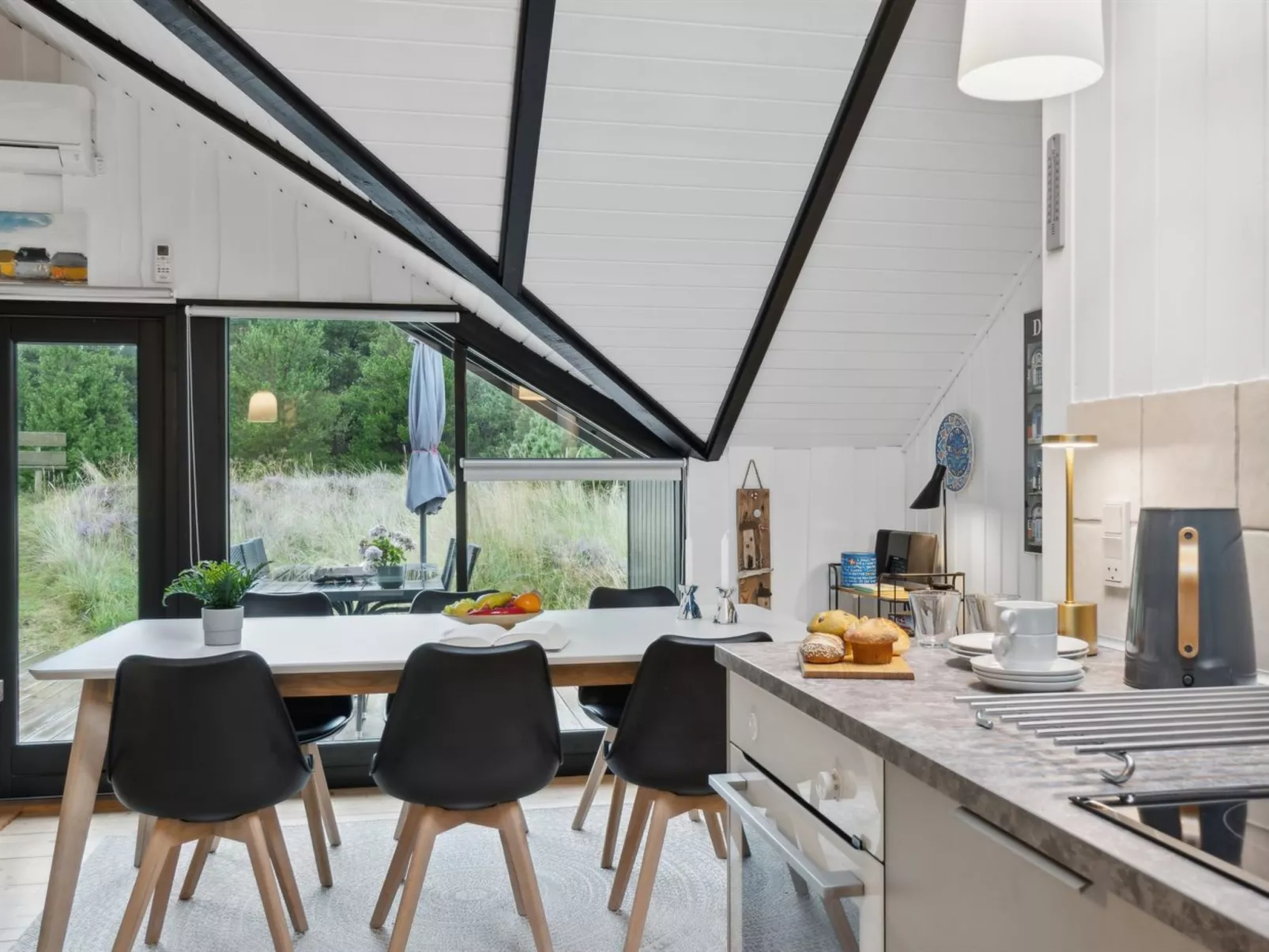 "Torbjörn" - 1.1km from the sea-Dedans