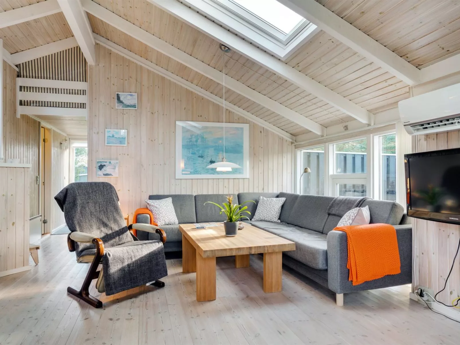 "Peter" - 400m from the sea-Inside