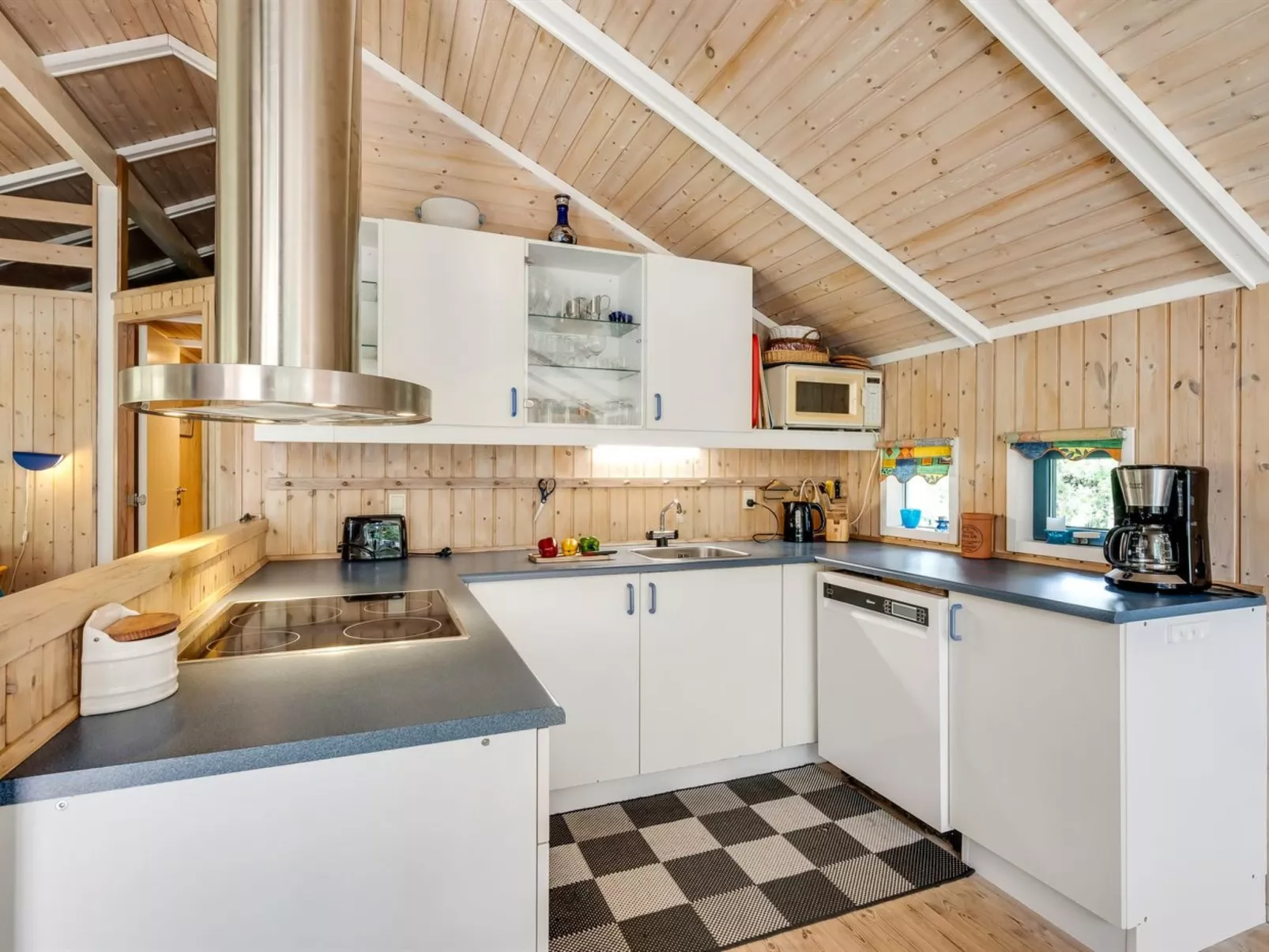 "Aamu" - 300m to the fjord-Inside