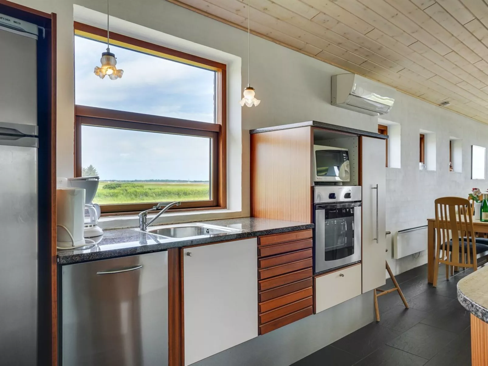 "Roope" - 50m from the sea-Drinnen