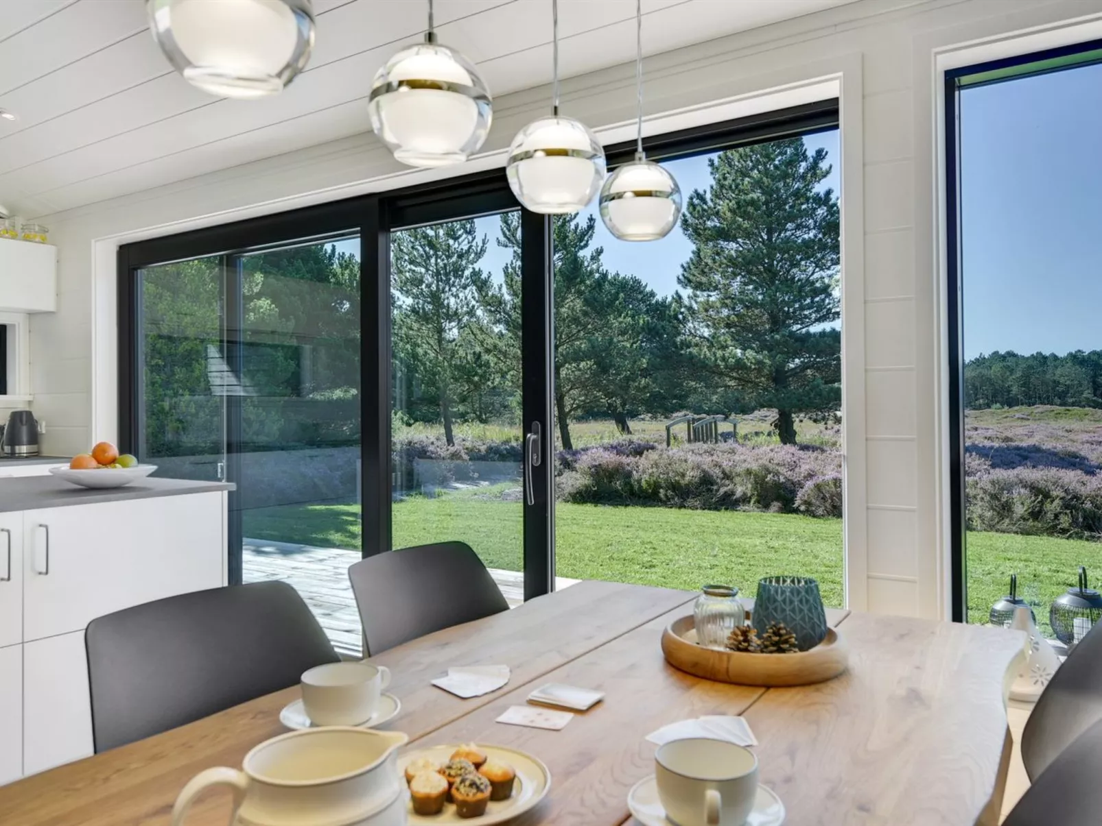 "Tea" - 2.7km from the sea-Dedans