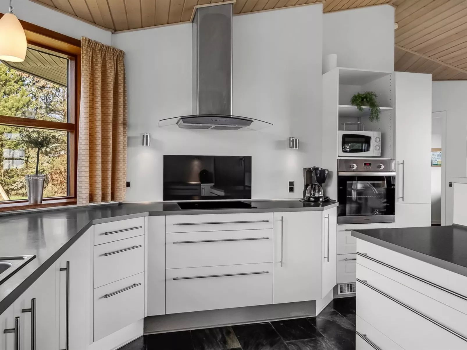 "Amundi" - 3.8km from the sea-Inside