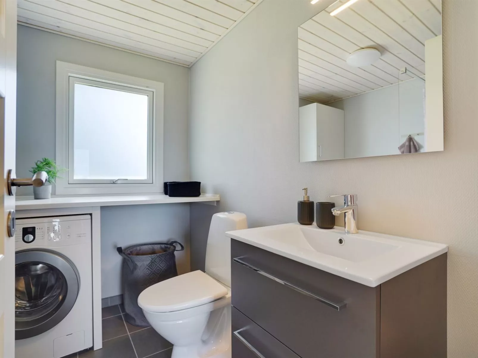 "Josefiina" - 450m to the fjord-Inside