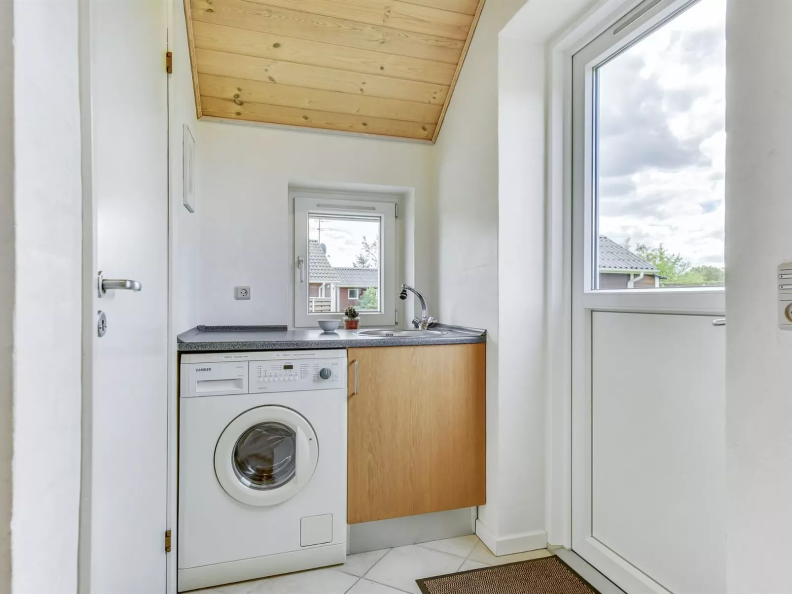 "Sigbritt" - 100m from the sea-Drinnen