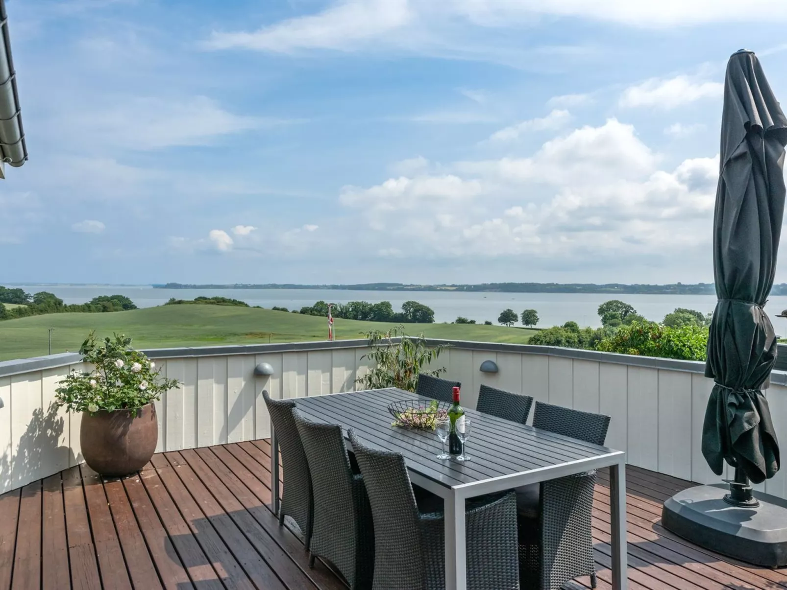 "Haraldina" - 350m to the fjord-Outside