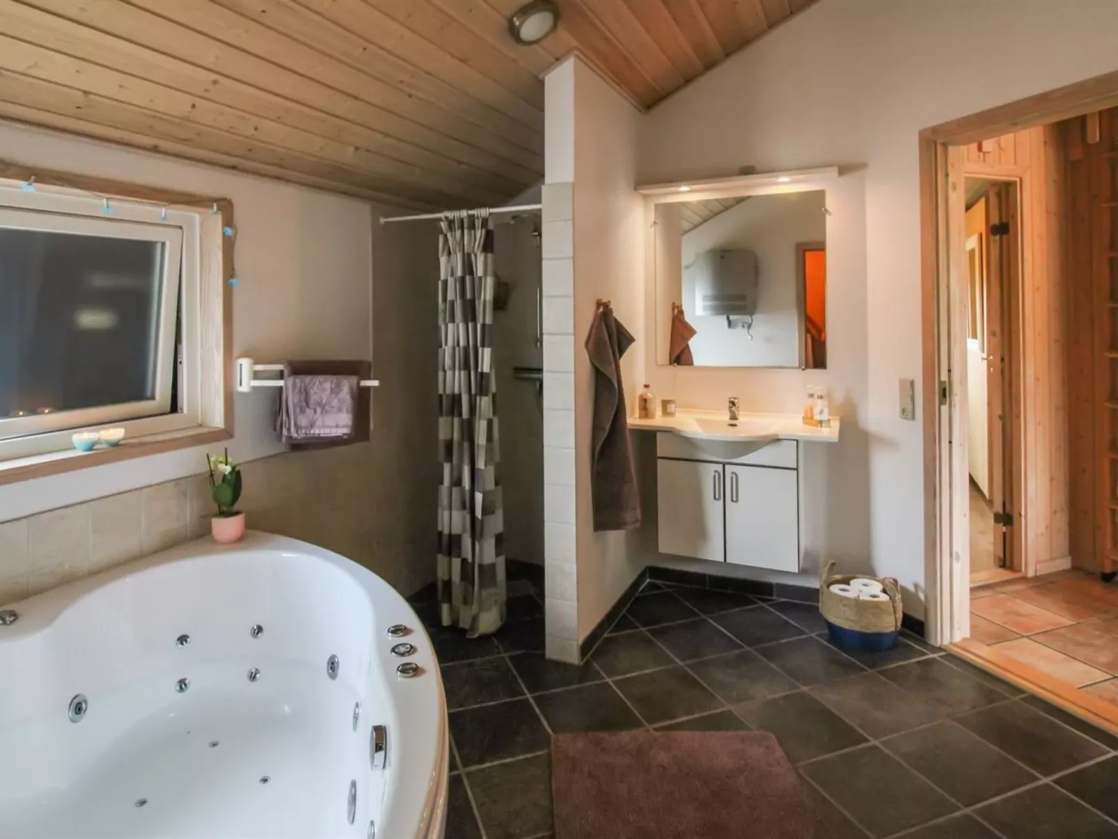 "Ulrikke" - 12km from the sea-Inside