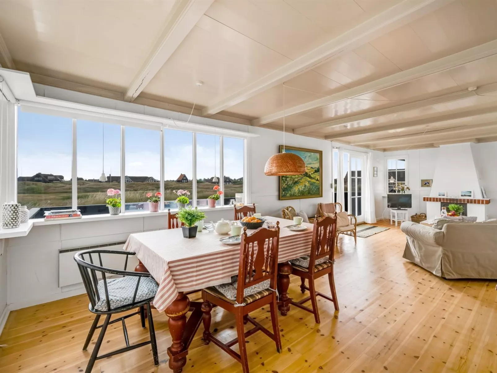 "Jamie" - 200m from the sea-Inside